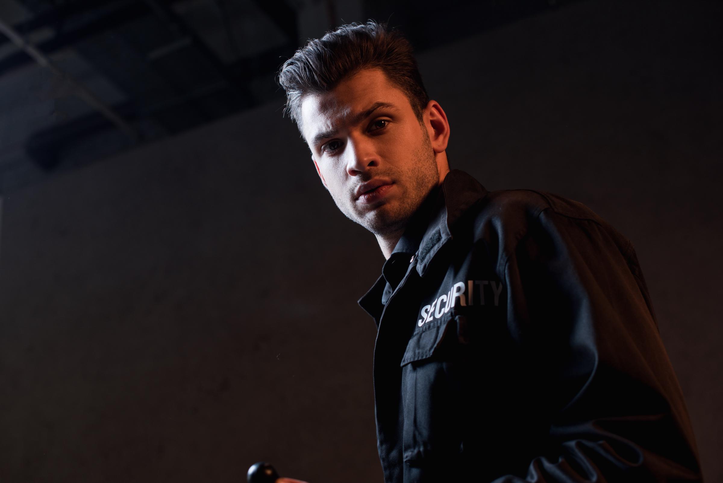 Agent de sécurité regardant quelqu'un hors caméra | Source : Shutterstock