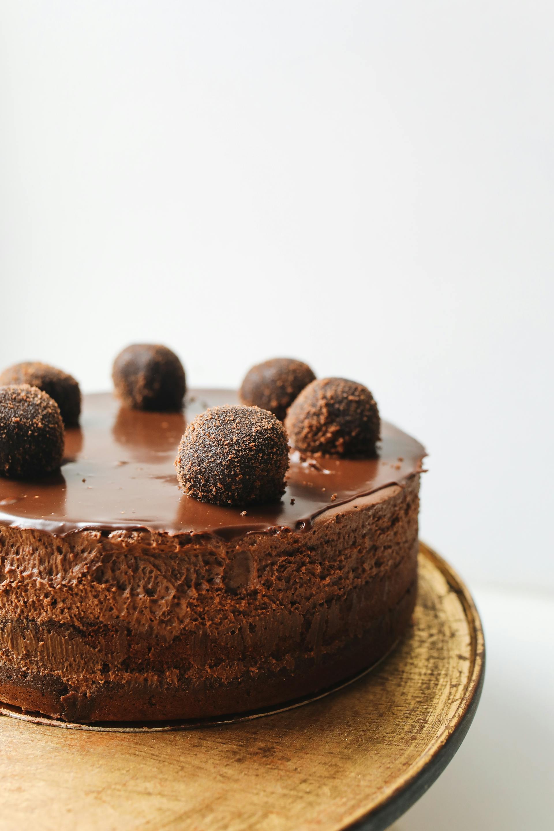 Gâteau au chocolat sur une planche | Source : Pexels