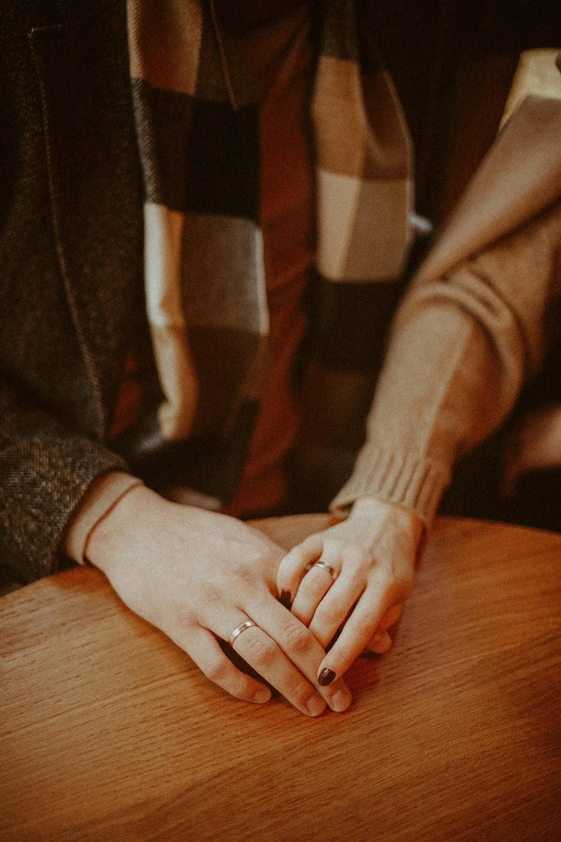 Un couple se tenant par la main | Source : Pexels