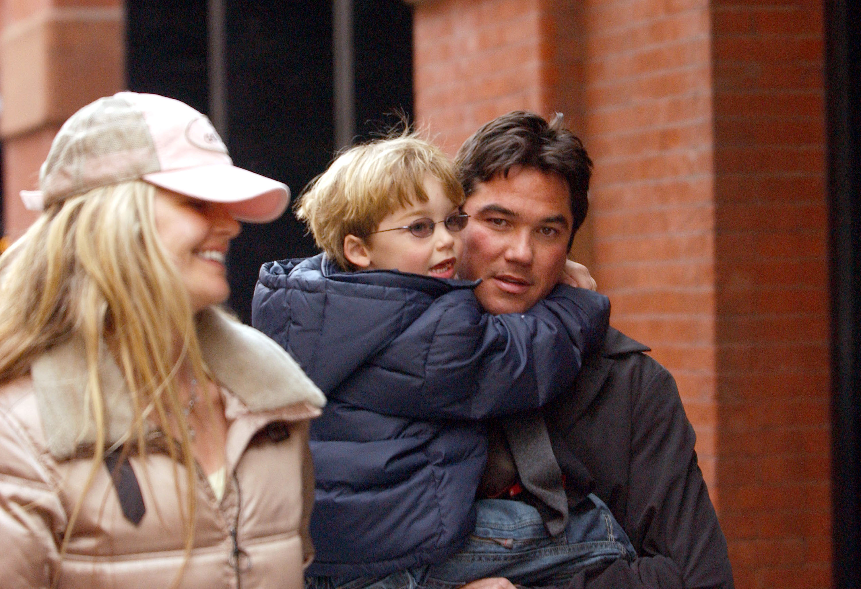 Dean Cain, Samantha Torres, et leur fils Christopher à West Village à New York, le 17 mars 2005 | Source : Getty Images