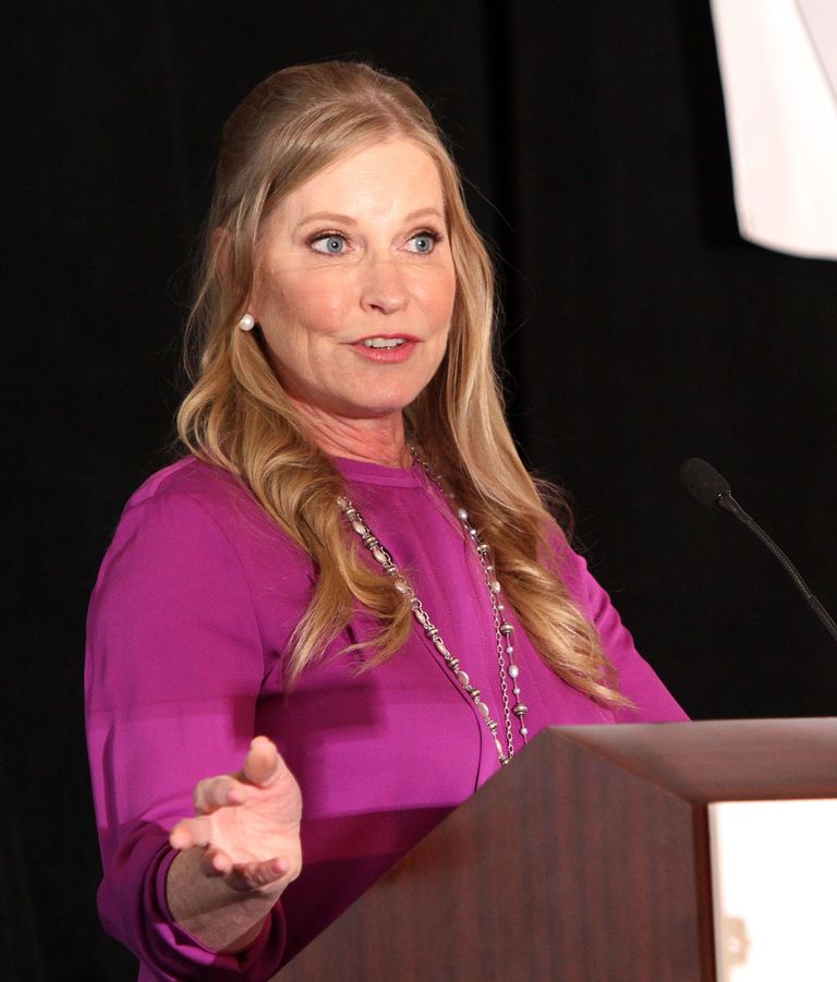 Lisa Niemi Swayze prend la parole lors de la conférence de presse Stand Up To Cancer lors de la réunion annuelle de l'AACR au San Diego Marriott Hotel & Marina le 7 avril 2014 à San Diego, Californie | Source : Getty Images