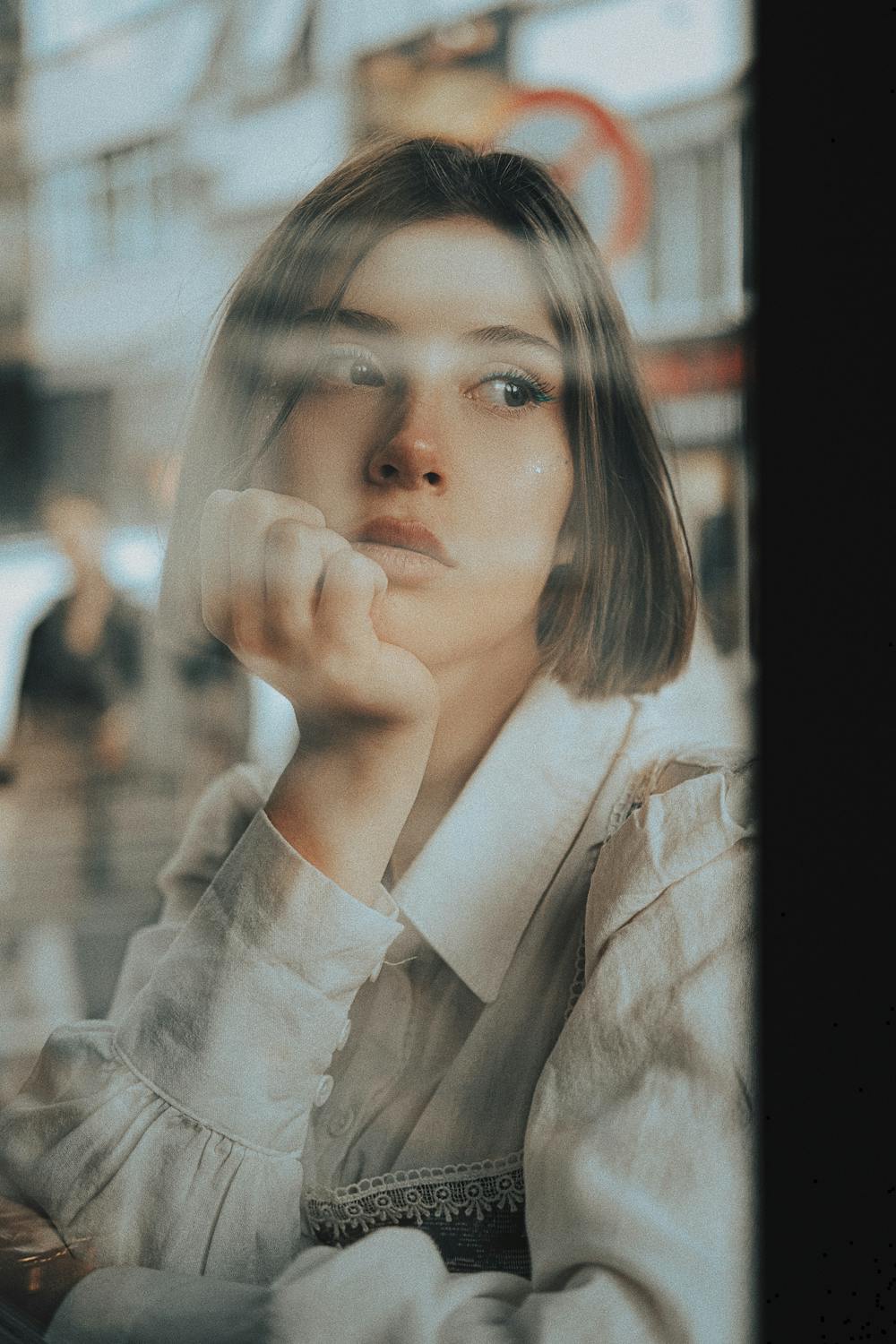 Une femme sérieuse dans un café | Source : Pexels
