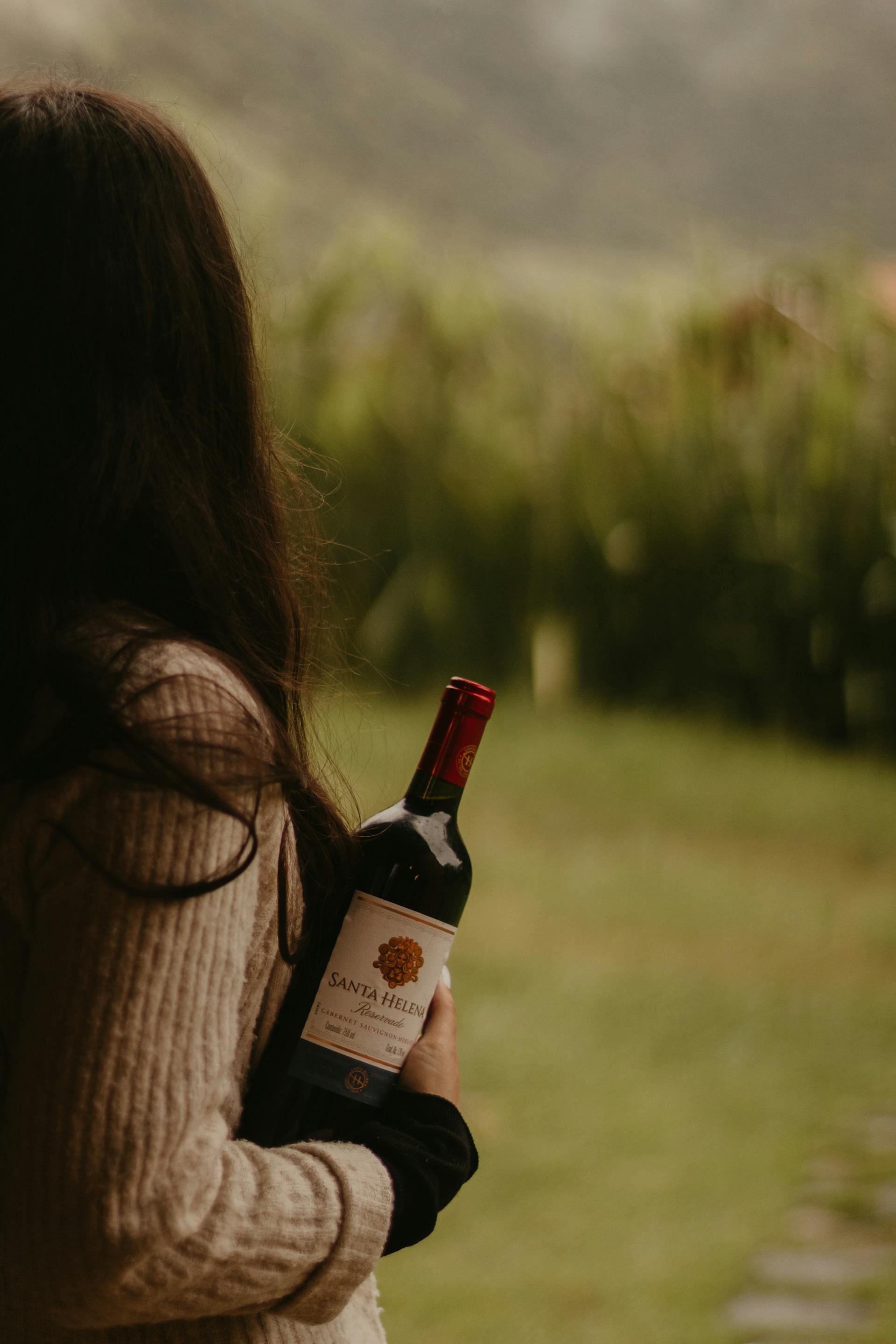 Une femme tenant une bouteille de vin | Source : Pexels