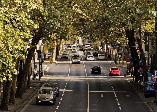 Une longue rue avec beaucoup de circulation. | Source : PixaBay