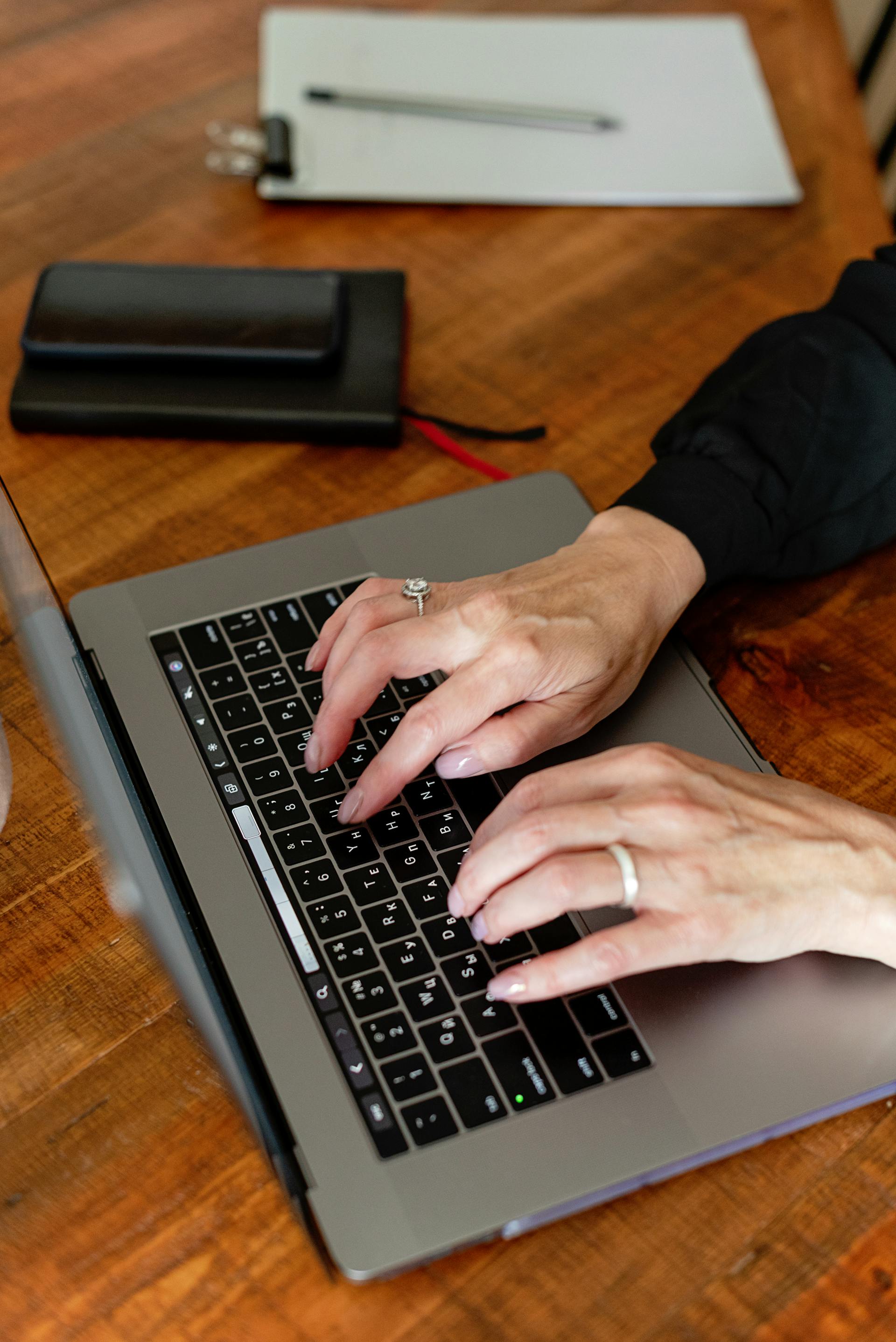 Une femme tapant sur un ordinateur portable | Source : Pexels