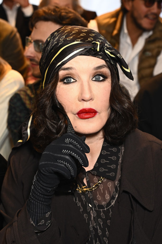 Isabelle Adjani assiste au défilé Lacoste Paris Womenswear Spring-Summer 2025 dans le cadre de la semaine de la mode de Paris le 01 octobre 2024 à Paris, France. (Photo par Stephane Cardinale - Corbis/Corbis via Getty Images)