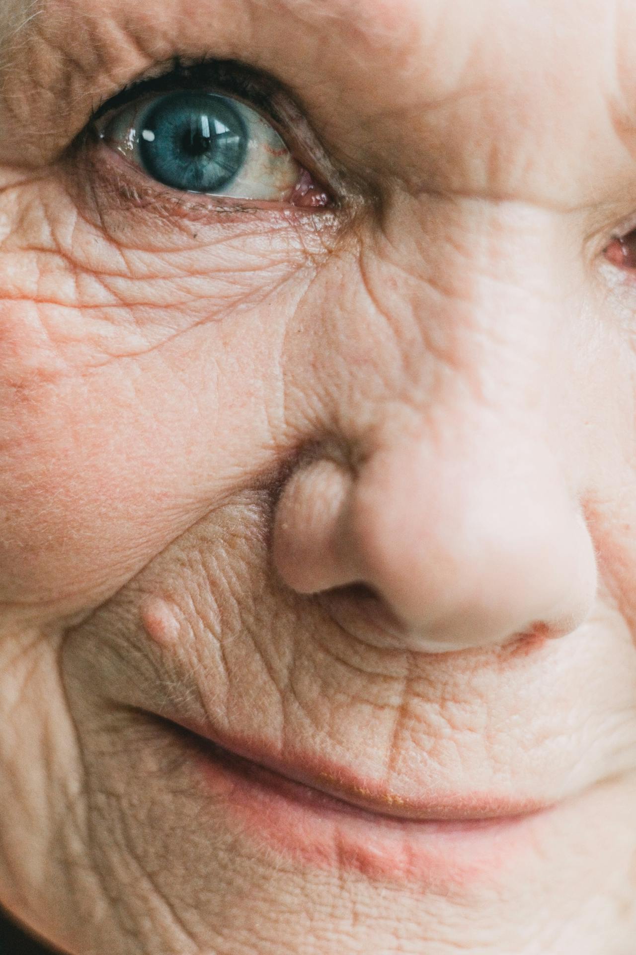 Une femme âgée émotionnellement dépassée sourit | Source : Pexels