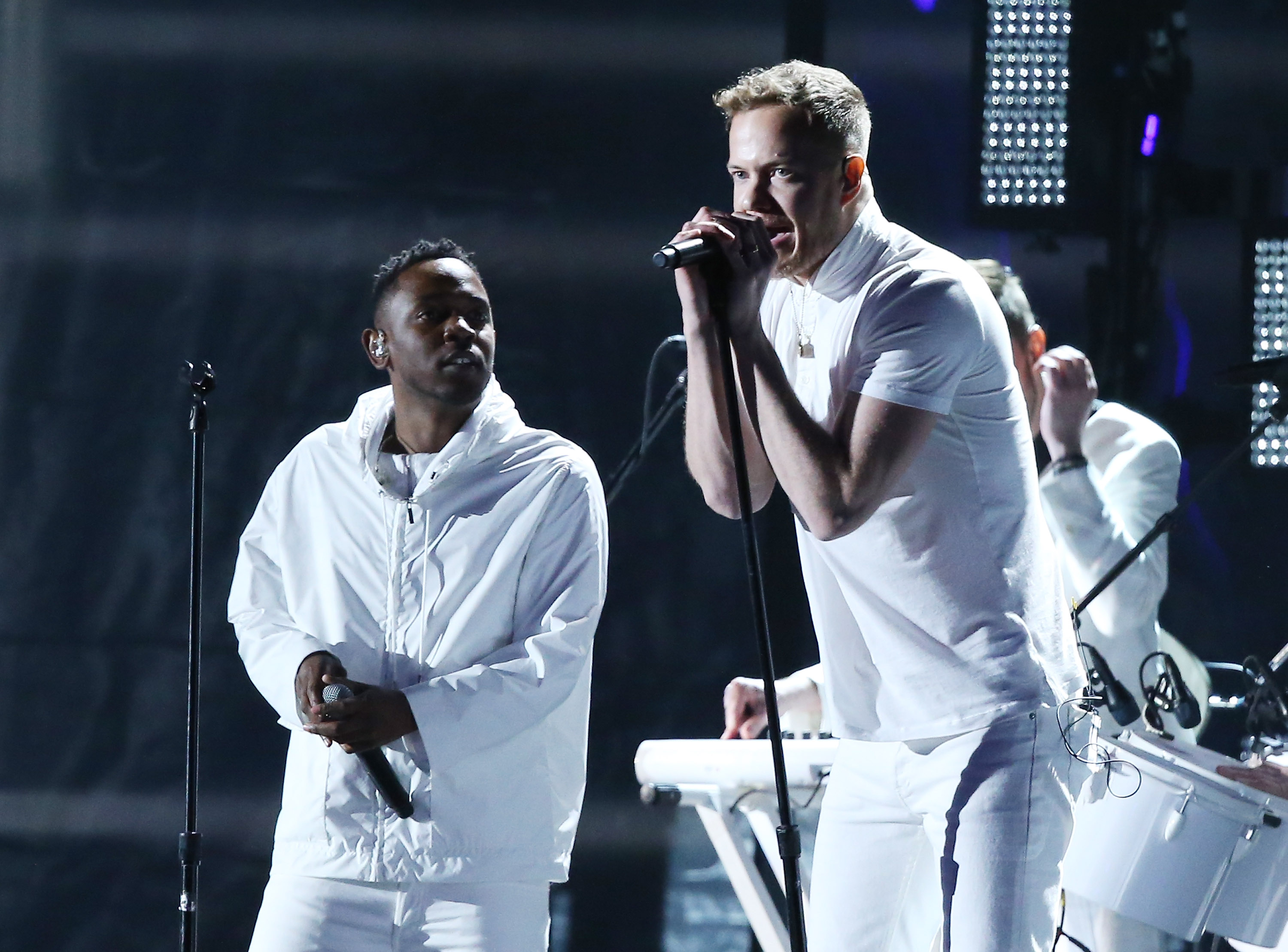 Kendrick Lamar et Dan Reynolds d'Imagine Dragons se produisant lors de la 56e cérémonie des Grammy Awards, le 26 janvier 2014, à Los Angeles, en Californie. | Source : Getty Images