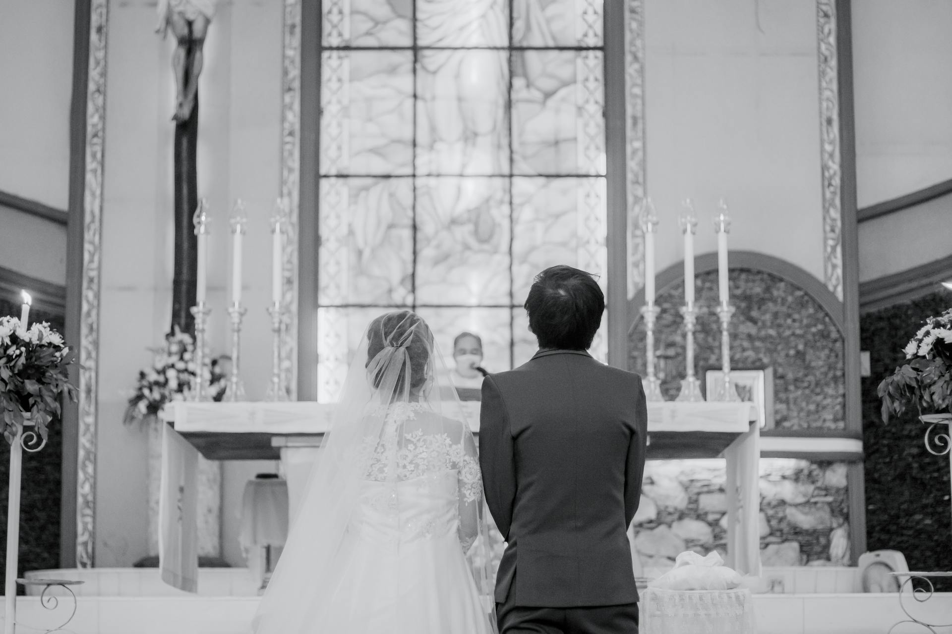 Un couple devant l'autel | Source : Pexels