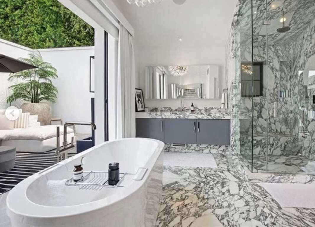 La salle de bain avec des détails en marbre dans la demeure de Rihanna à Beverly Hills, publiée en juillet 2021 | Source : instagram/drip