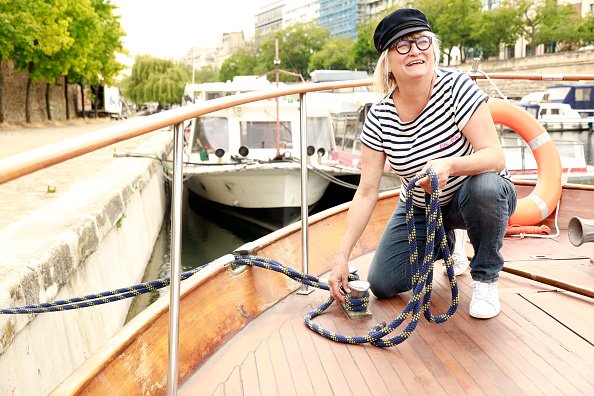 La présentatrice de télévision française Christine Bravo est photographiée sur son bateau fluvial "Frou-Frou".|Photo : Getty Images.
