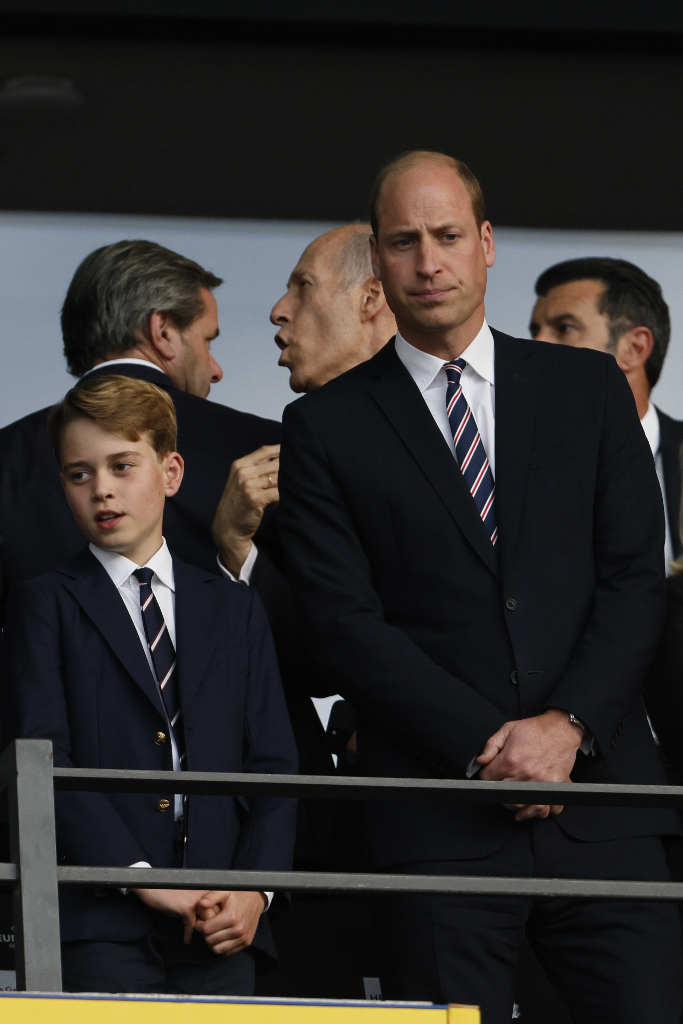 Le prince George et le prince William ont l'air déprimés pendant le match de la finale de l'UEFA EURO 2024 entre l'Espagne et l'Angleterre à l'Olympiastadion, le 14 juillet 2024, à Berlin, en Allemagne. | Source : Getty Images