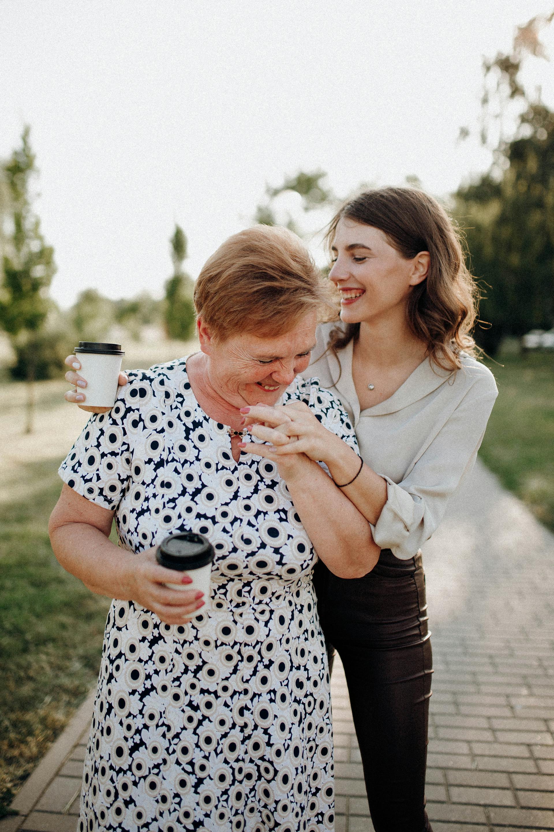 Un duo mère-fille heureux tenant des tasses de café | Source : Pexels