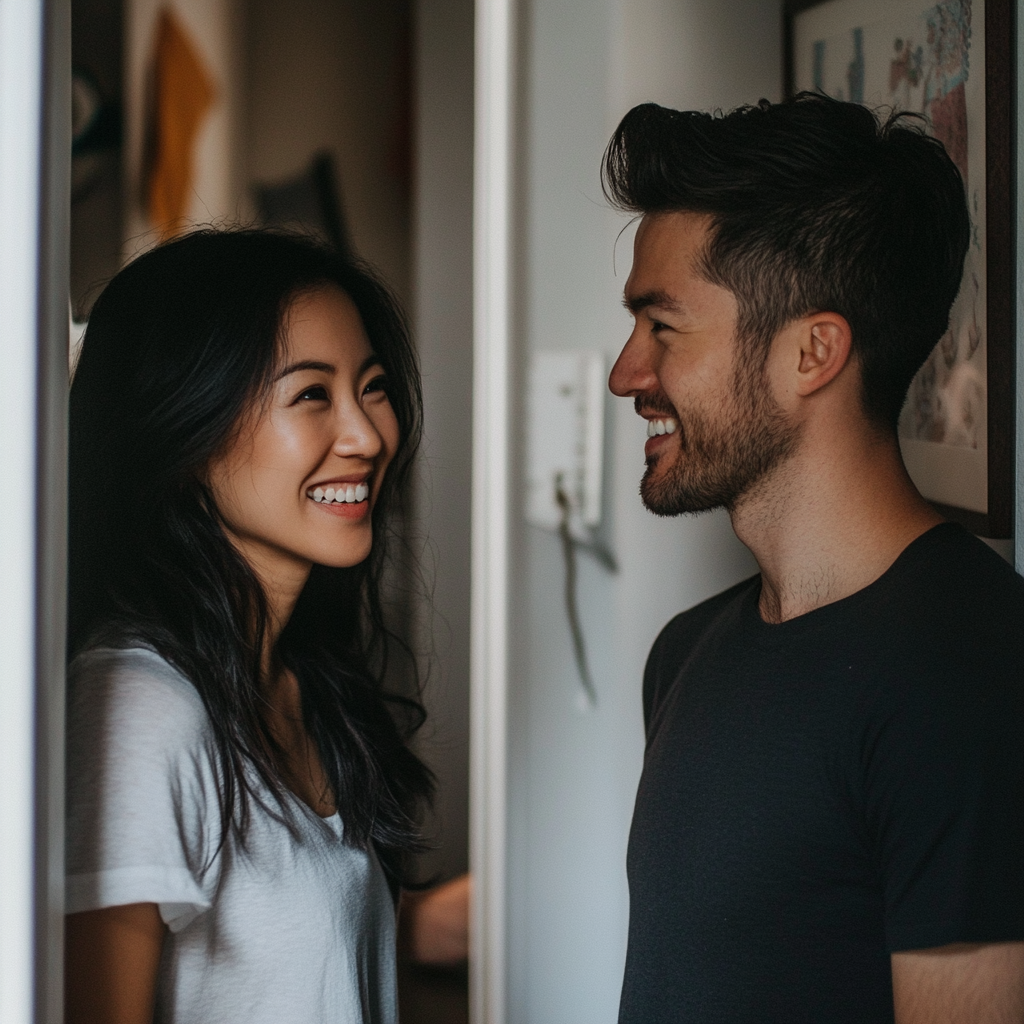 Un couple heureux se tient dans l'embrasure de la porte | Source : Midjourney