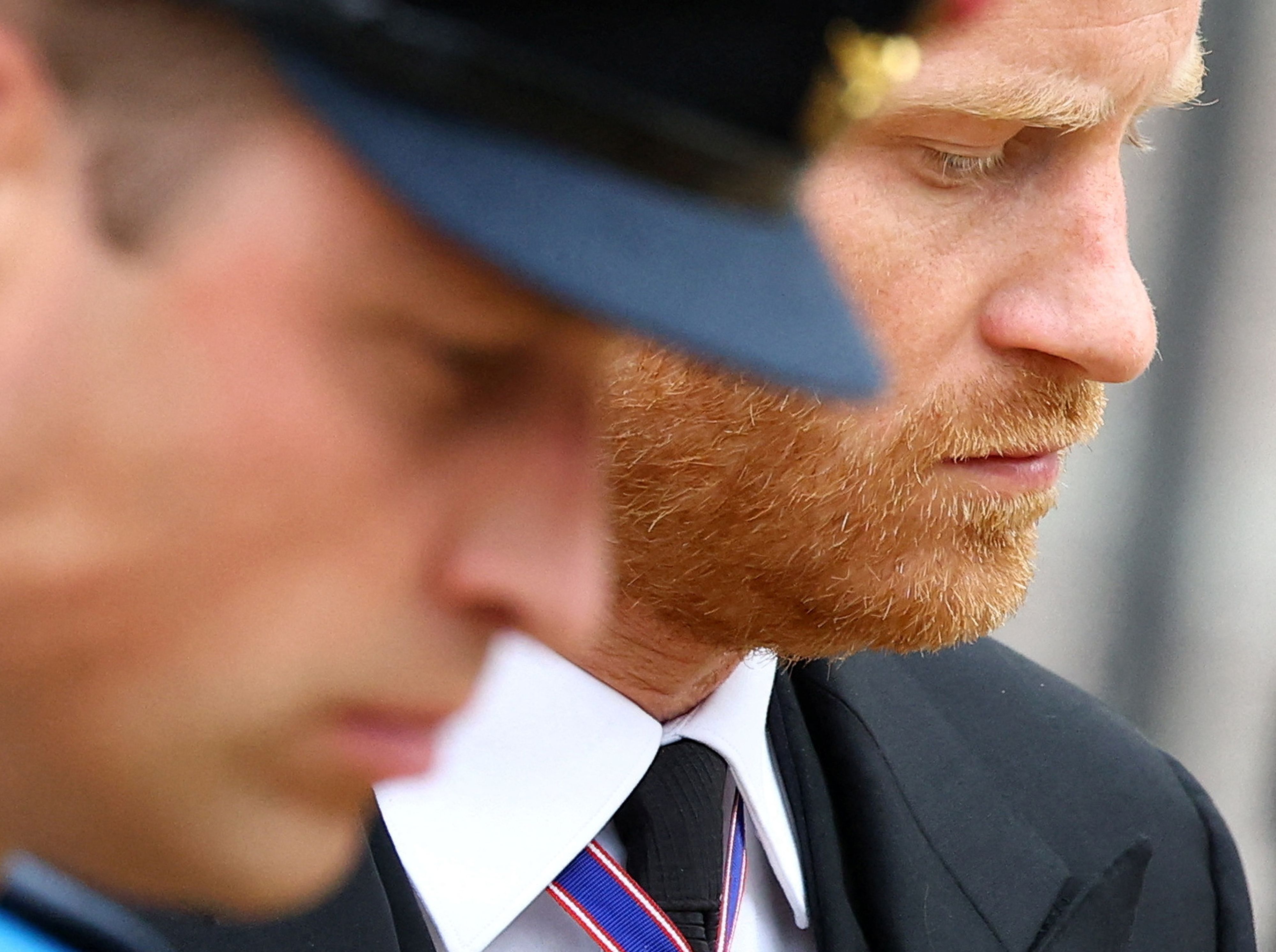 Le prince William, prince de Galles, et le prince Harry, duc de Sussex, suivent le cercueil de la reine Élisabeth II, à Londres, en Angleterre, le 19 septembre 2022 | Source : Getty Images