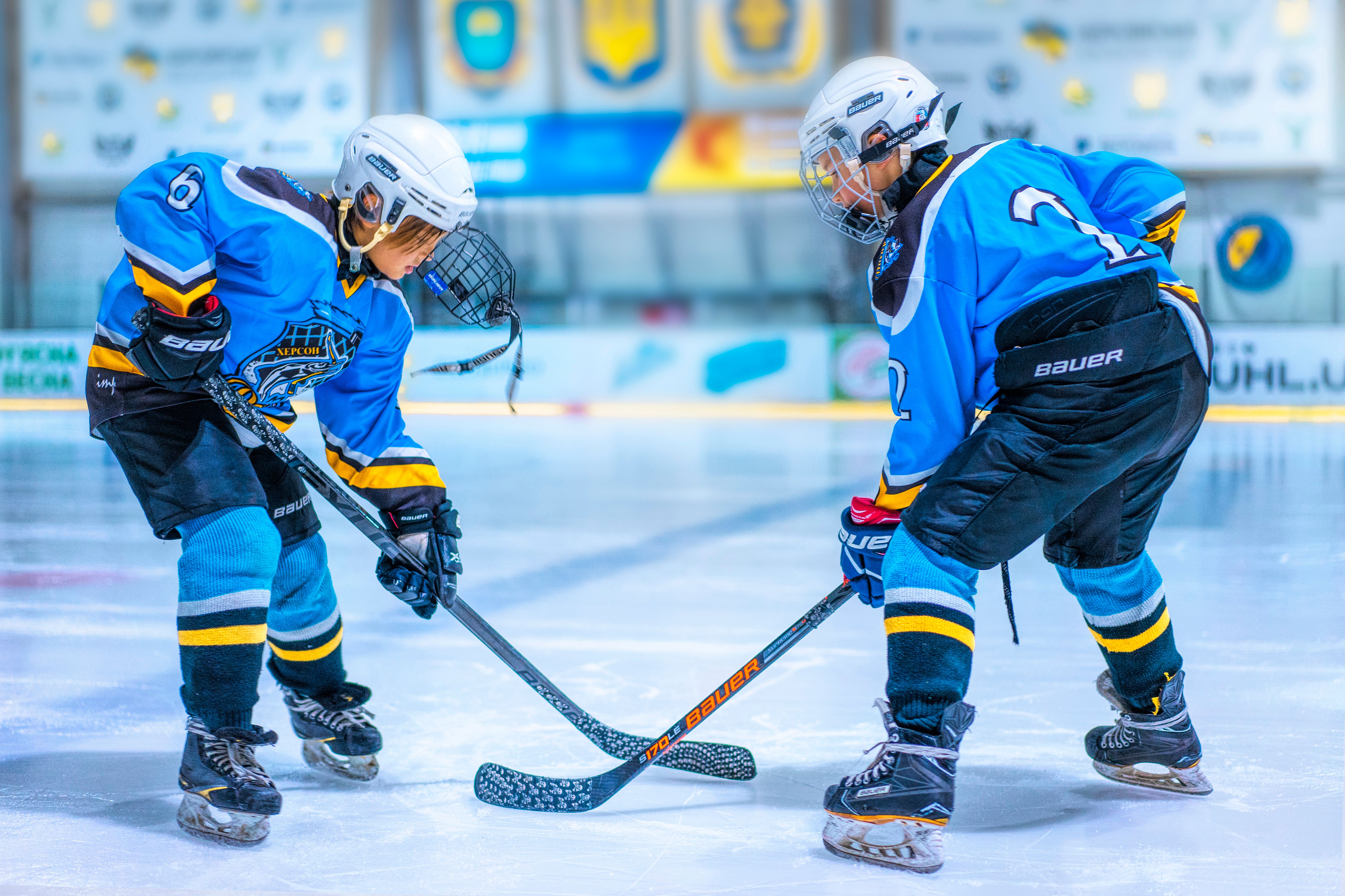 Des jeunes qui jouent au hockey | Source : Pexels