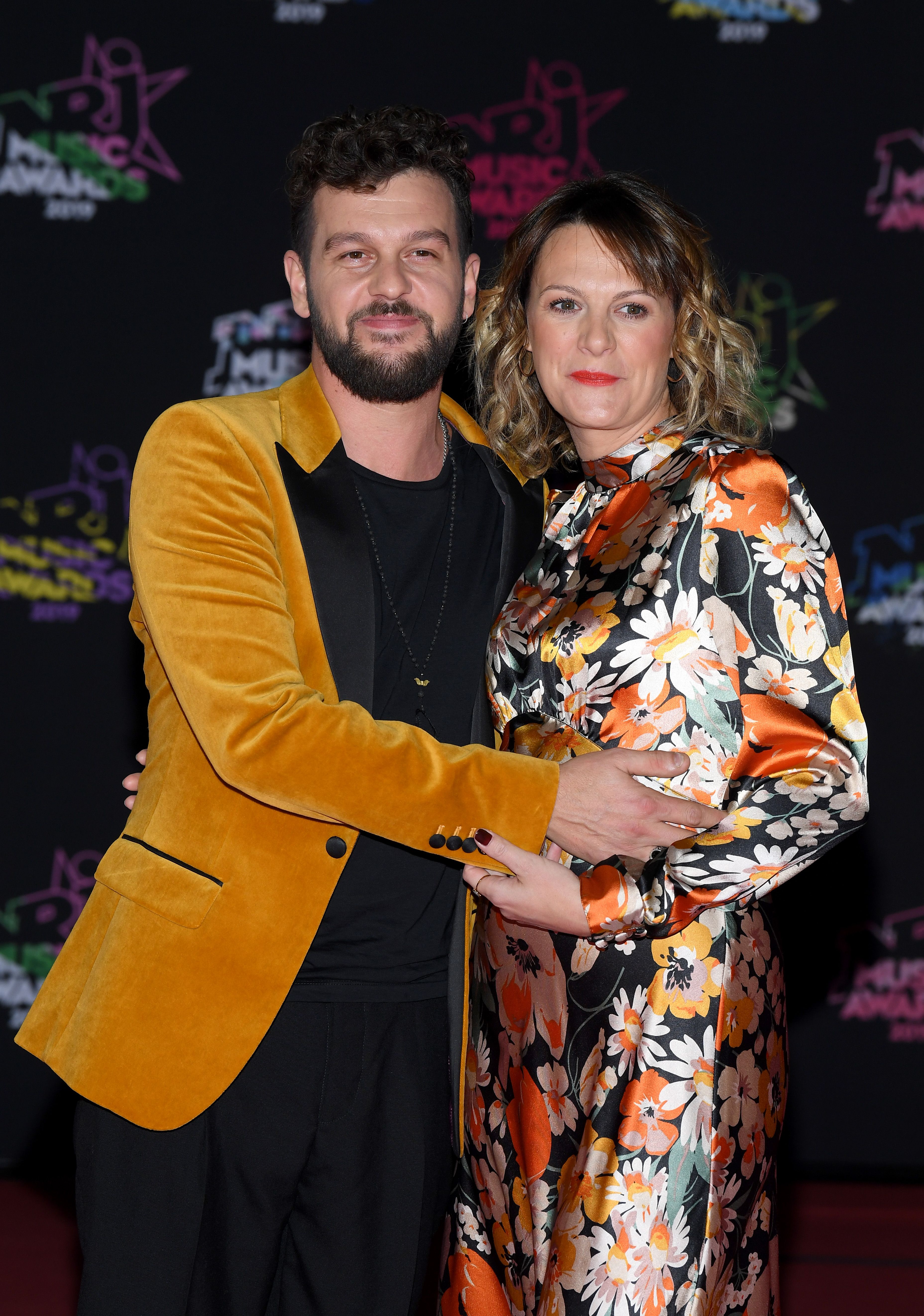  le chanteur Claudio Capeo et sa femme Aurelie Willgallis au Palais des Festivals le 09 novembre 2019 à Cannes, France. | Photo : Getty Images