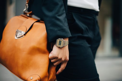 Une femme d'affaires avec un sac à main en cuire. | Photo : Getty Images