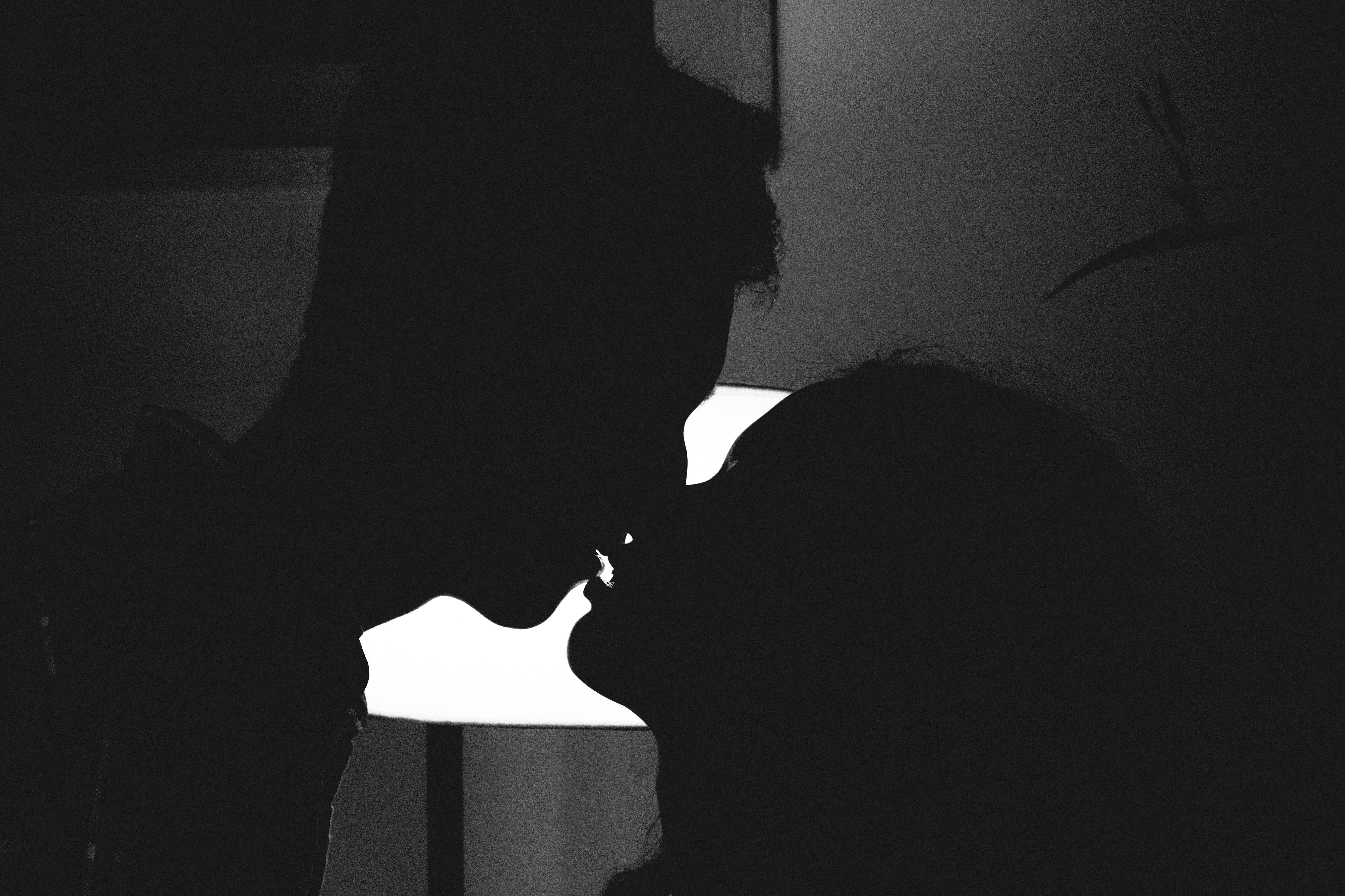 Un couple sur le point de s'embrasser | Source : Pexels