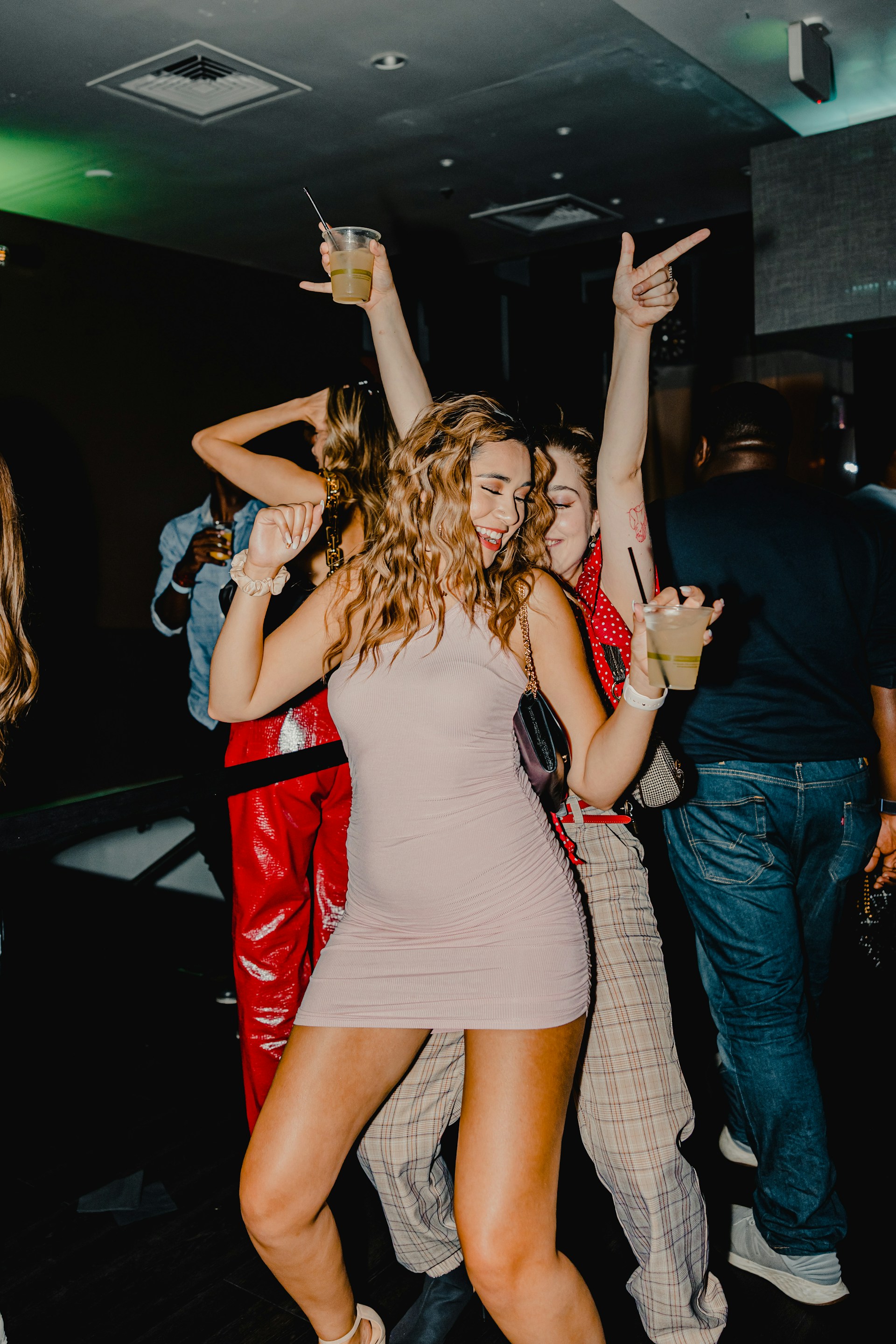 Des gens dansent lors d'une fête | Source : Unsplash