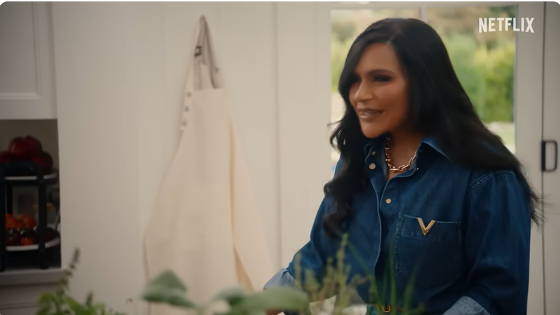 Mindy Kaling dans la bande-annonce de la série de Meghan sur Netflix "With Love, Meghan" | Source : Youtube/Netflix