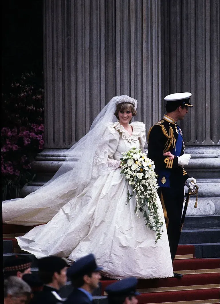 Diana, princesse de Galles, quittant la cathédrale Saint-Paul avec Charles, prince de Galles, le jour de leur mariage, le 29 juillet 1981 à Londres, en Angleterre. | Source : Getty Images