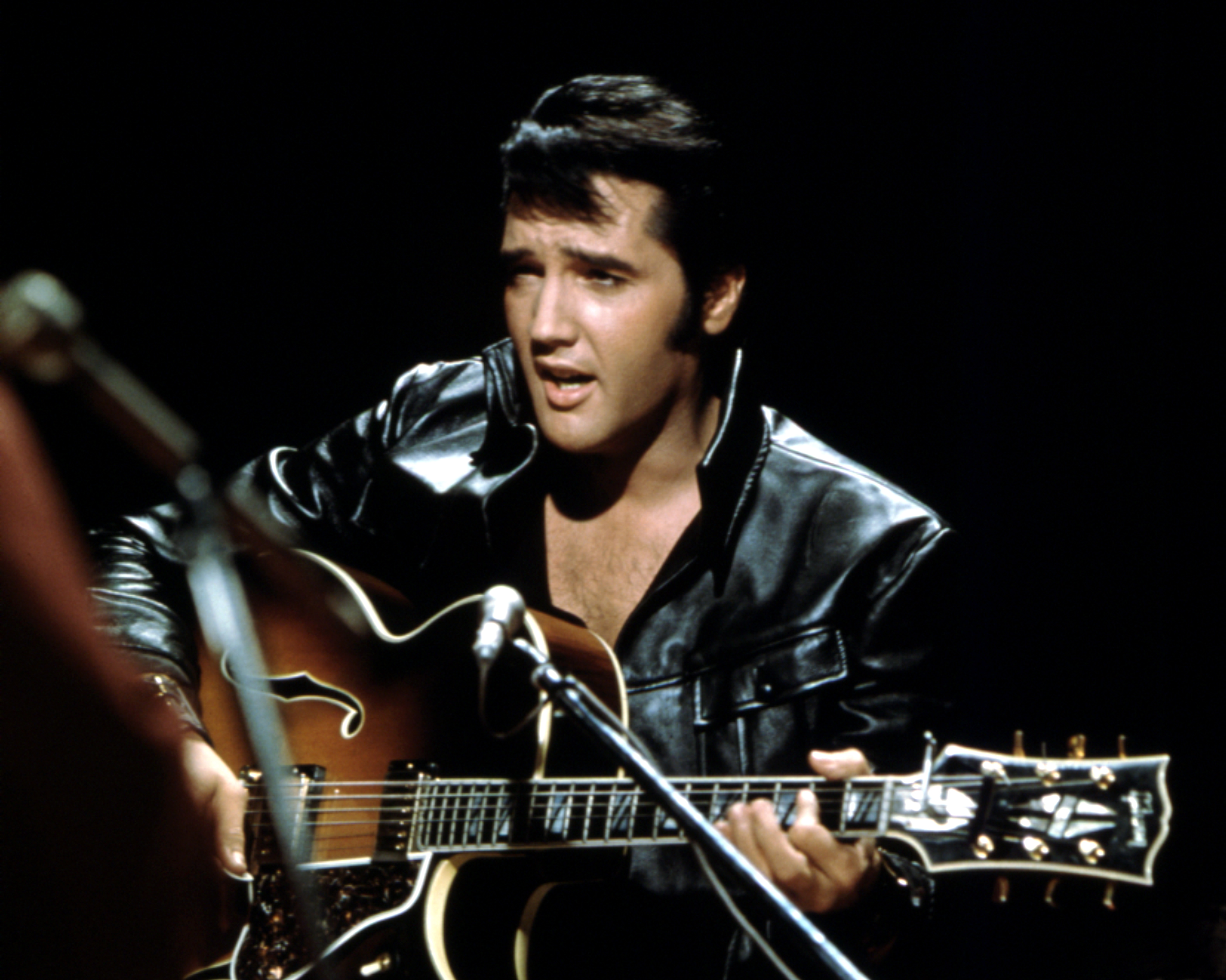 Elvis Presley se produit lors de l'émission télévisée Elvis comeback, le 27 juin 1968. | Source : Getty Images