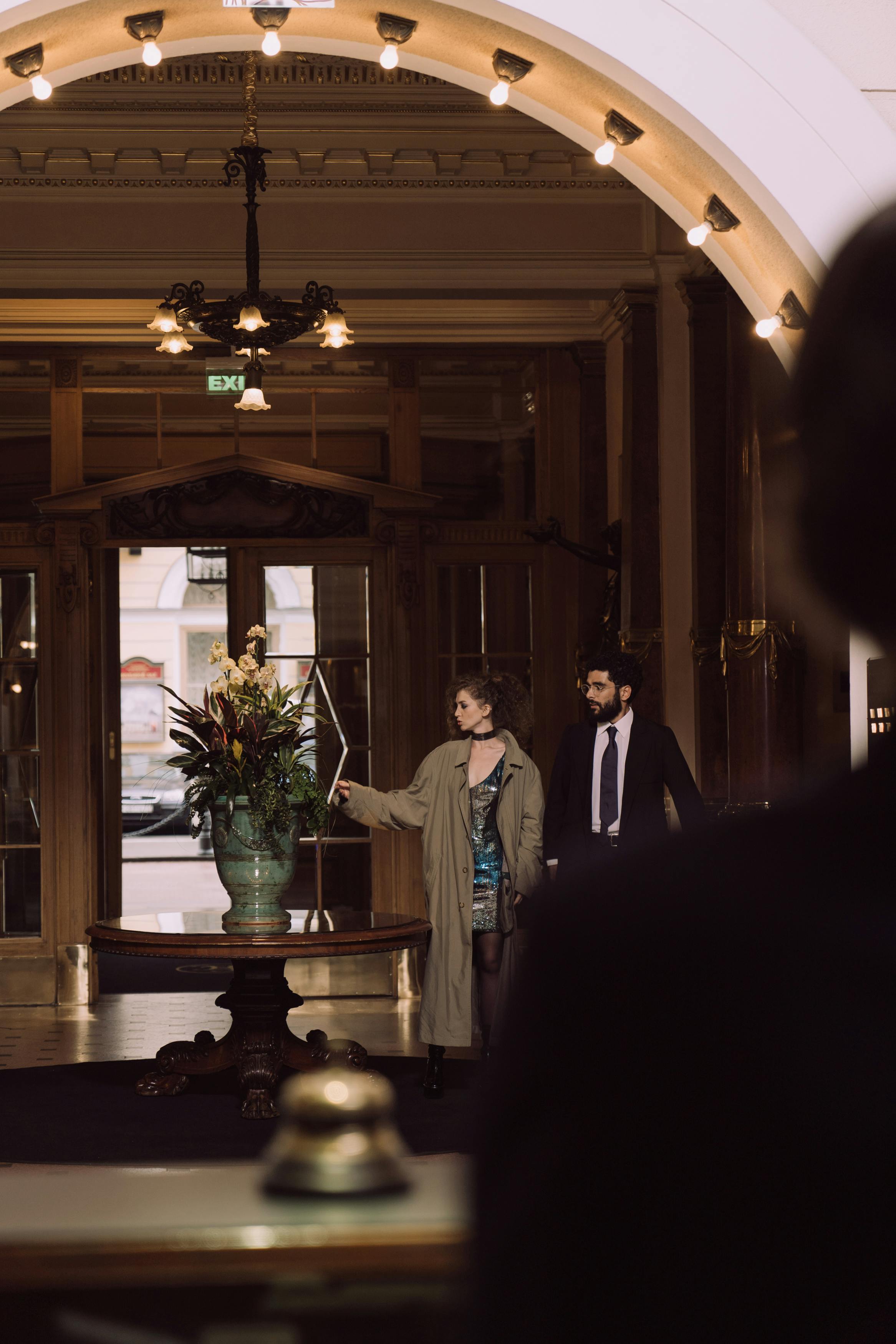 Homme et femme debout dans le hall d'un hôtel | Source : Pexels