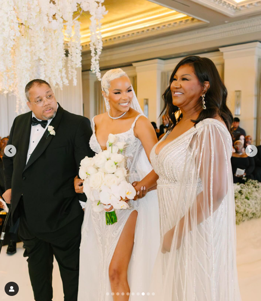 LeToya Luckett being walked down the aisle by her mom, Pamela Luckett and an unidentified man, Les invités au mariage de LeToya Luckett et Taleo Coles, posté le 1er août 2024 | Source : Instagram/valeisha