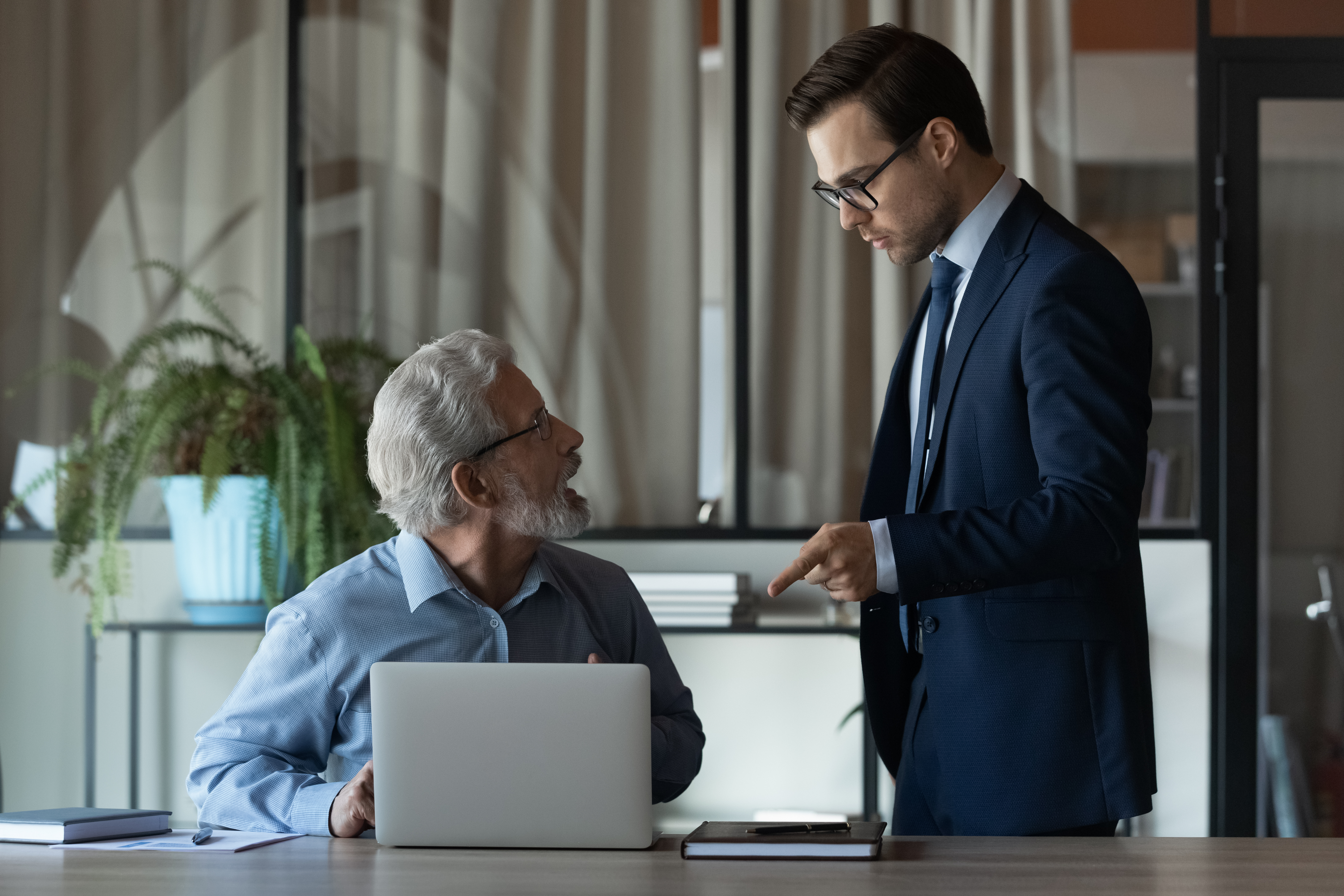 El padre dice al hijo que salga. | Fuente: Shutterstock