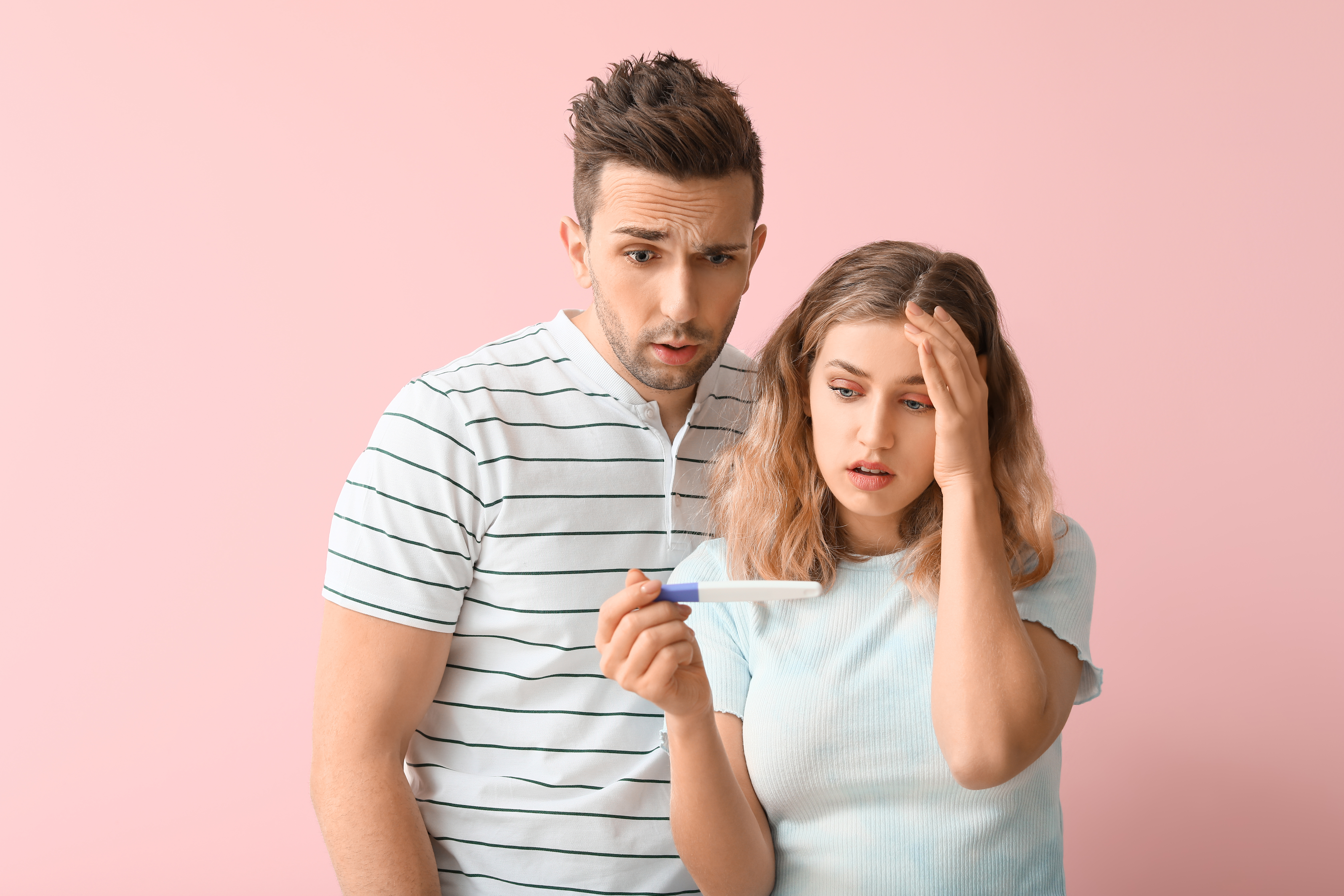 Un homme et une femme regardant un test de grossesse | Source : Shutterstock