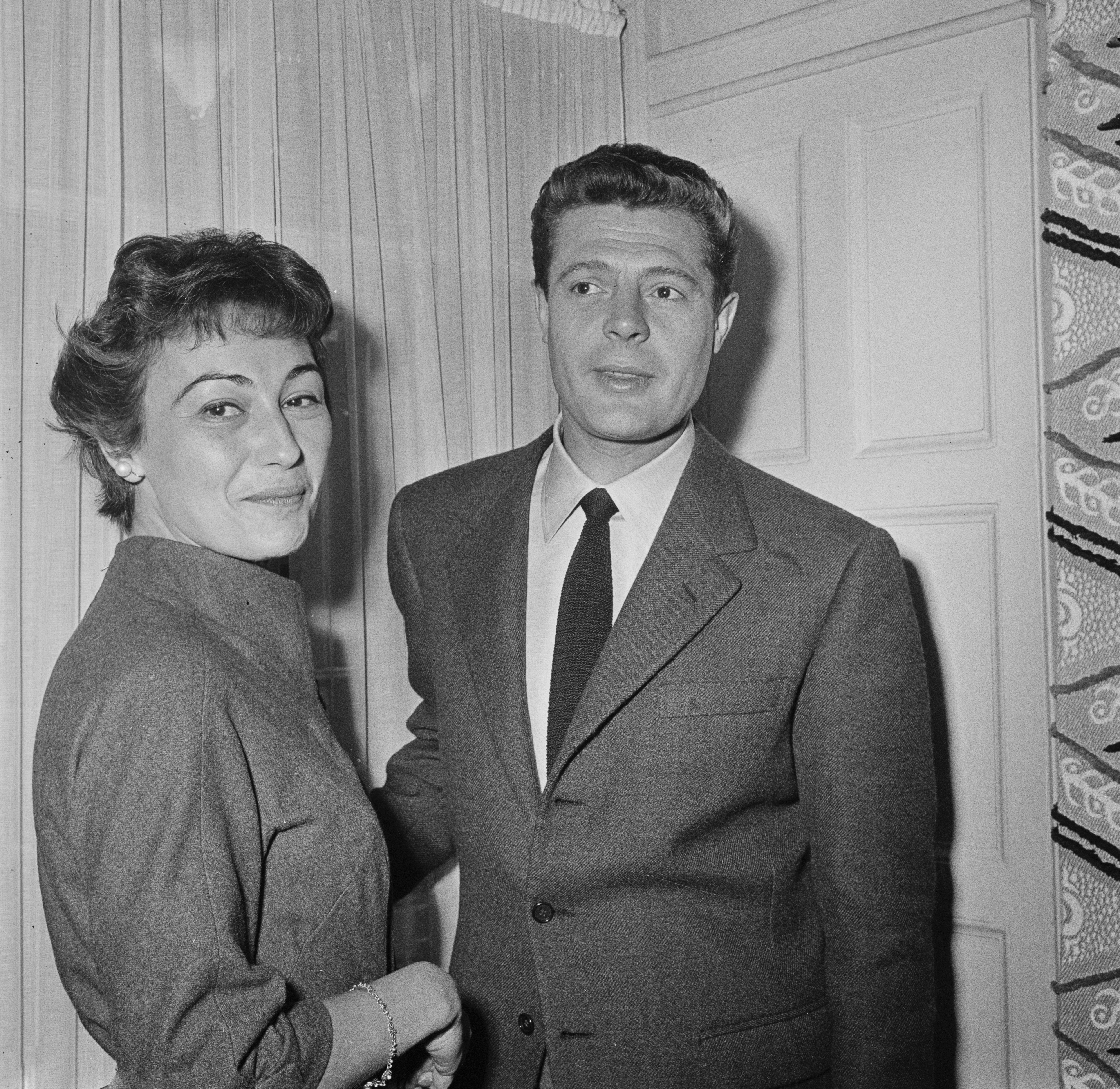 Marcello Mastroianni avec sa femme, Flora Carabella, lors de la première britannique du film "White Nights", le 24 octobre 1957 | Source : Getty Images