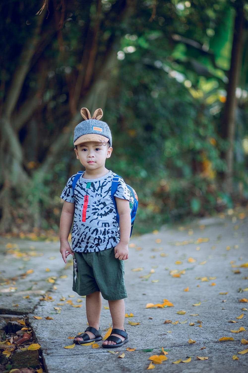 Un petit garçon debout sur un sentier en béton | Photo : Pexels