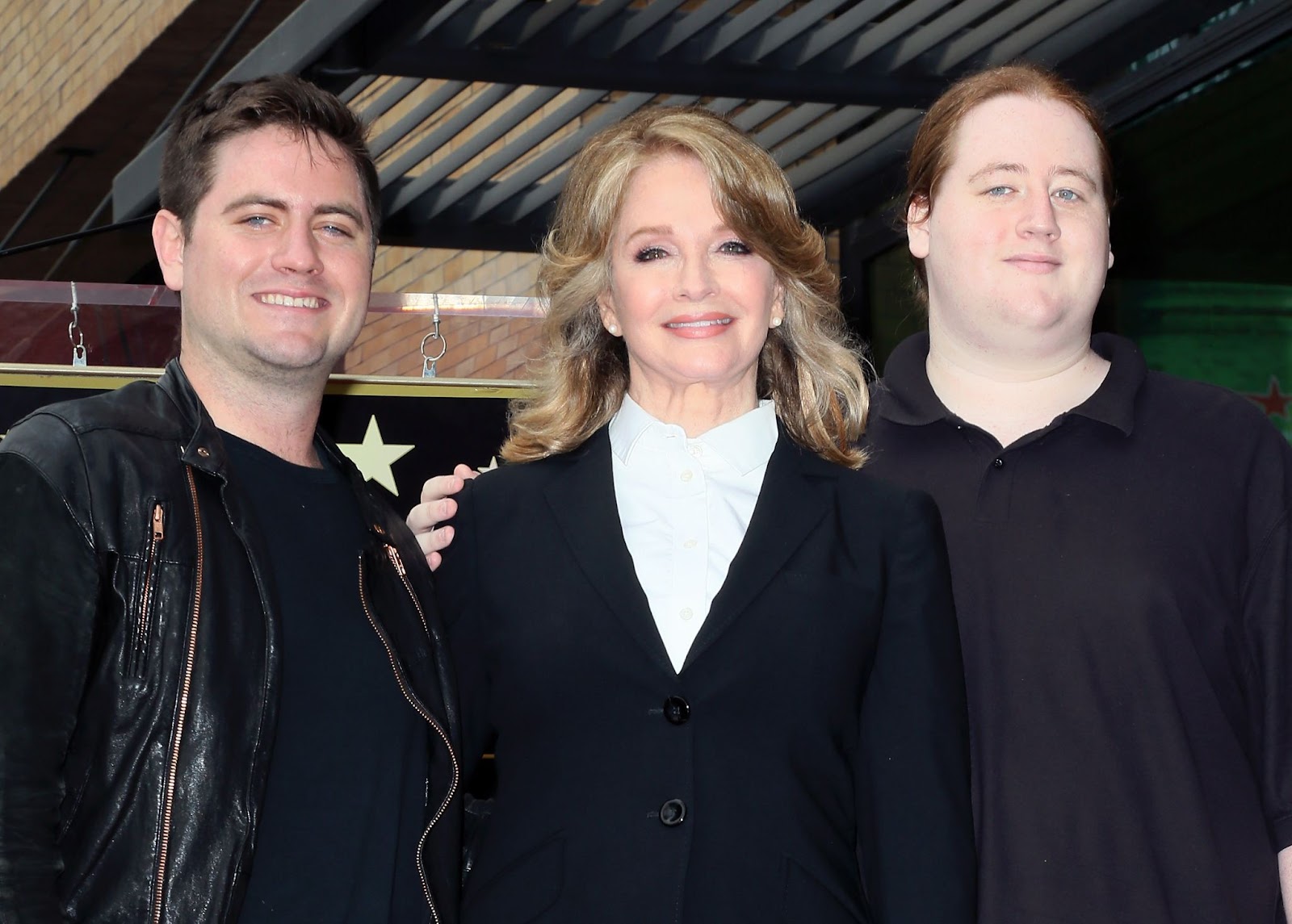 Deidre Hall avec ses fils David Atticus Sohmer et Tully Chapin lors de sa cérémonie d'attribution d'une étoile sur le Hollywood Walk of Fame, le 19 mai 2016, à Hollywood, en Californie. | Source : Getty Images