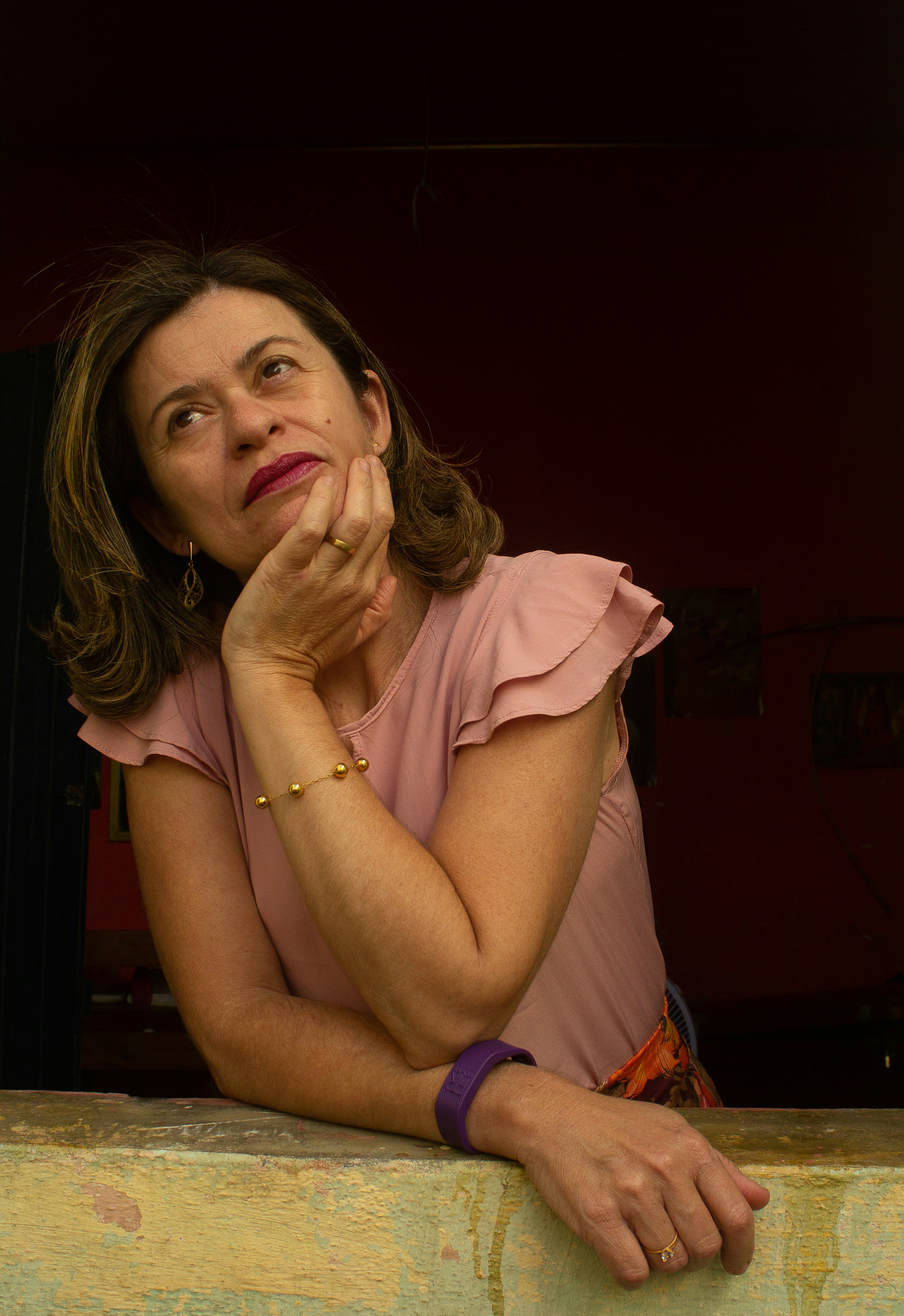 Une femme fronce les sourcils en réfléchissant | Source : Unsplash