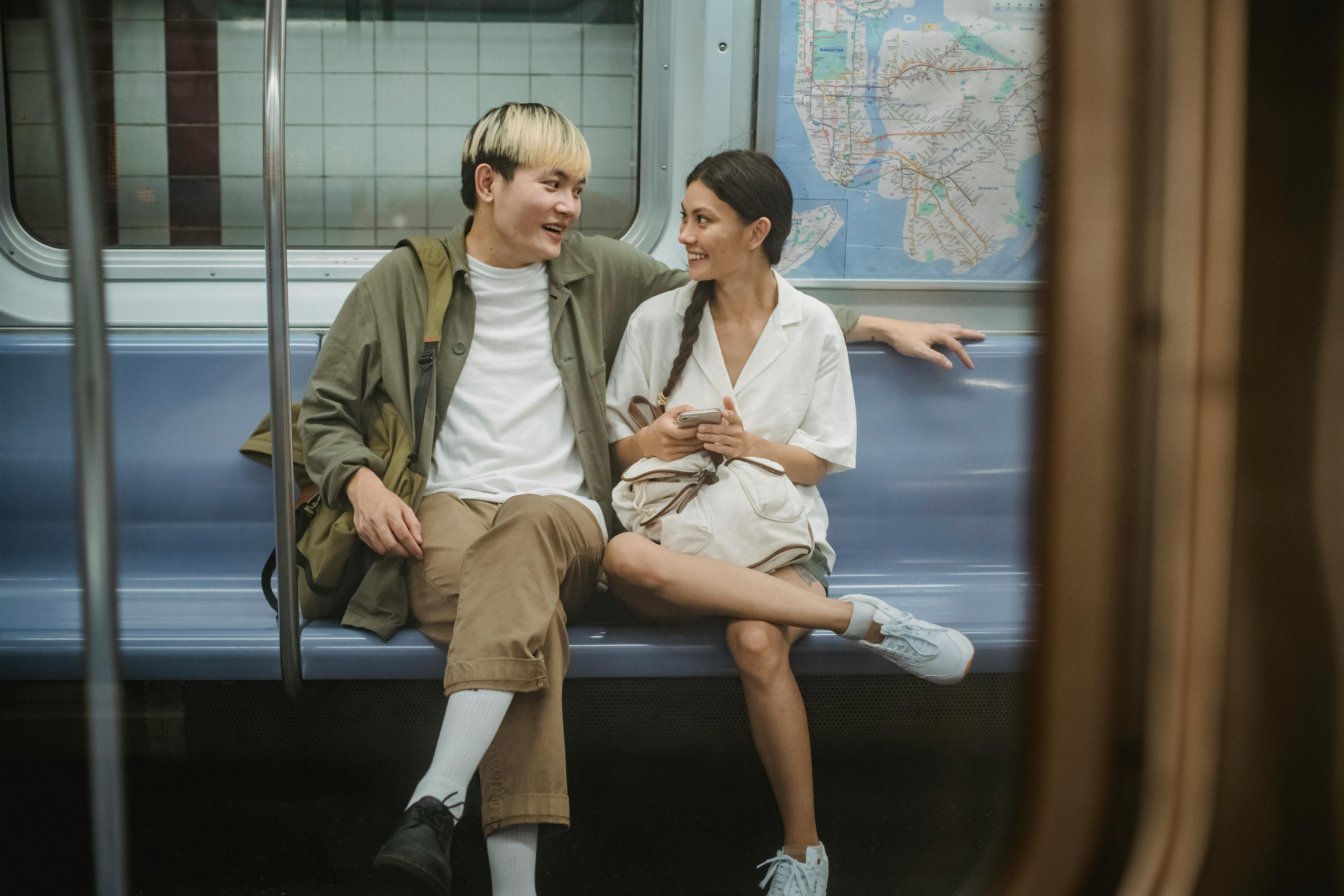 Couple à l'intérieur d'un train | Source : Pexels