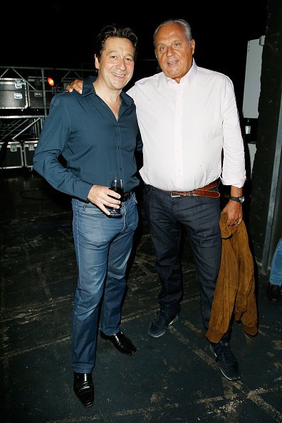 Laurent Gerra et Gérard Louvin assistent au spectacle "Sans Modération" de Laurent Gerra.|Photo : Getty Images