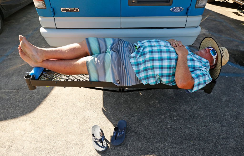 Un homme fait une sieste sur le dos| Photo : Getty Image