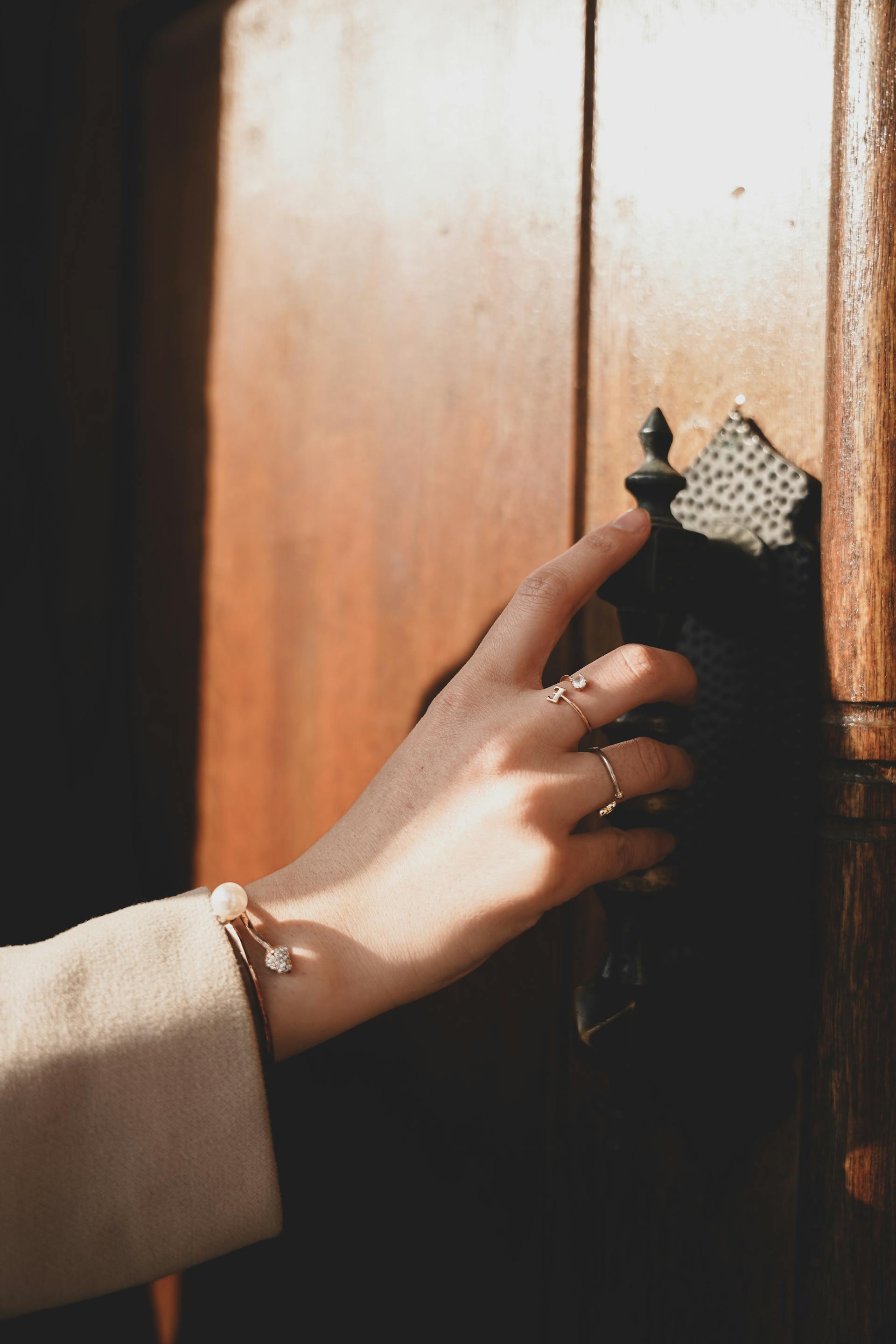 Une femme qui tient la poignée de la porte | Source : Pexels