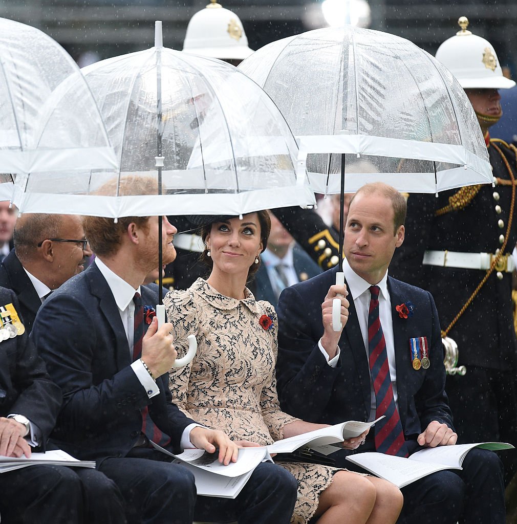 Le prince Harry, Catherine, Kate et le prince William lors de la commémoration du centenaire de la bataille de la Somme au mémorial de Thiepval de la Commonwealth War Graves Commission le 1er juillet 2016 à Thiepval, en France. І Source : Getty Images