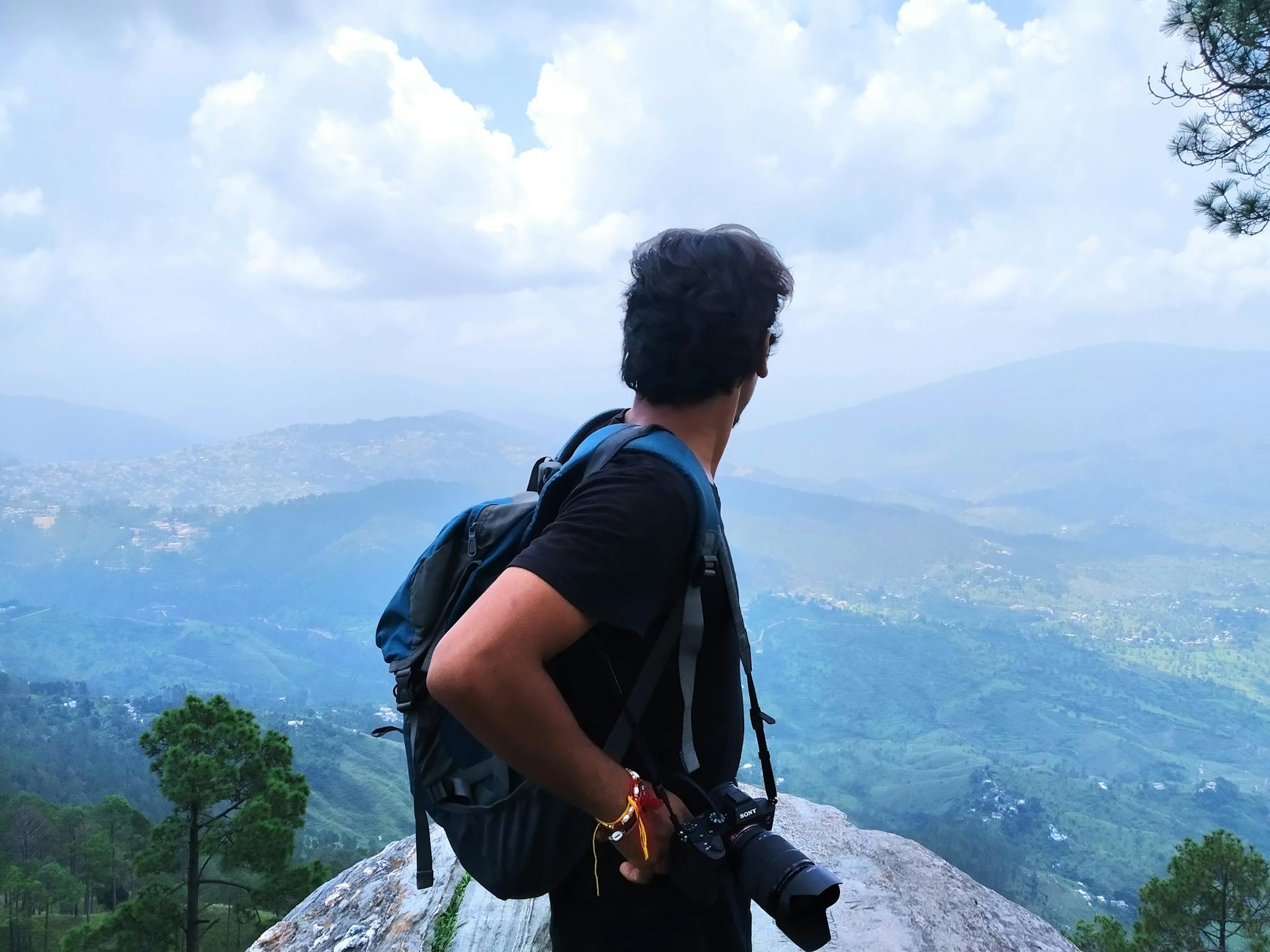 Un photographe debout au sommet d'une montagne | Source : Pexels