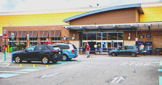 Parking dans un centre commercial | Source : Shutterstock