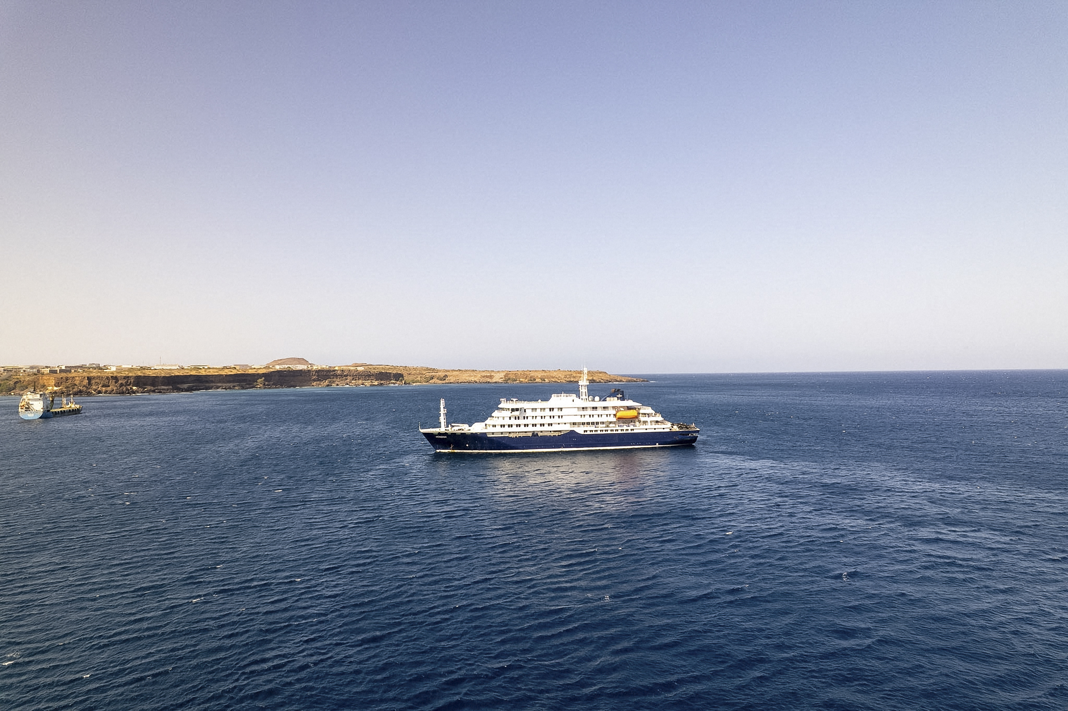 Cette photo aérienne offre une vue d'ensemble du paquebot MV Hondius à son arrivée au port de Praia, la capitale du Cap-Vert, le 3 mai 2026. | Source : Getty Images