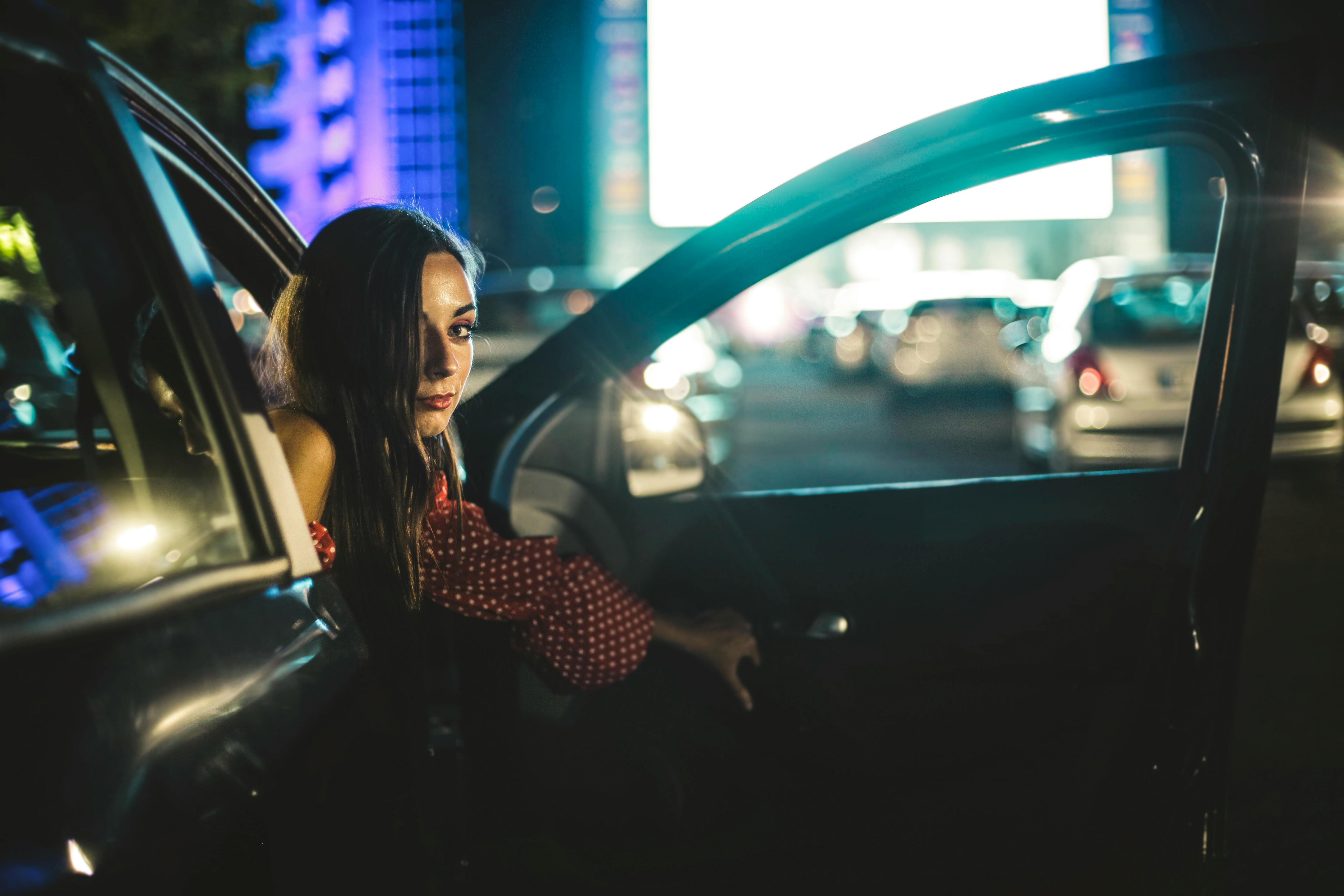 Une femme sortant d'une voiture | Source : Pexels