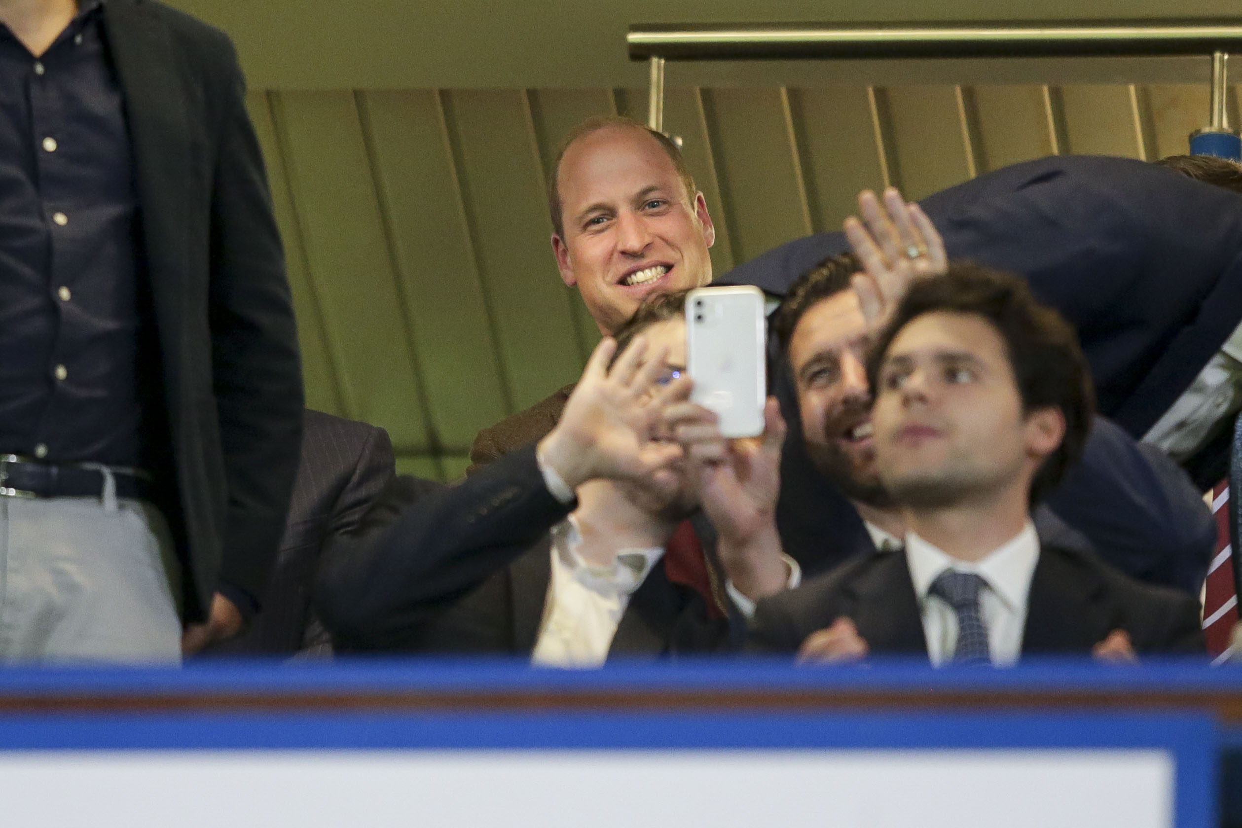 Le prince William sourit à un fan d'Aston Villa, lors du match du troisième tour de la Carabao Cup entre Chelsea et Aston Villa, le 22 septembre 2021, à Londres, en Angleterre | Source : Getty Images