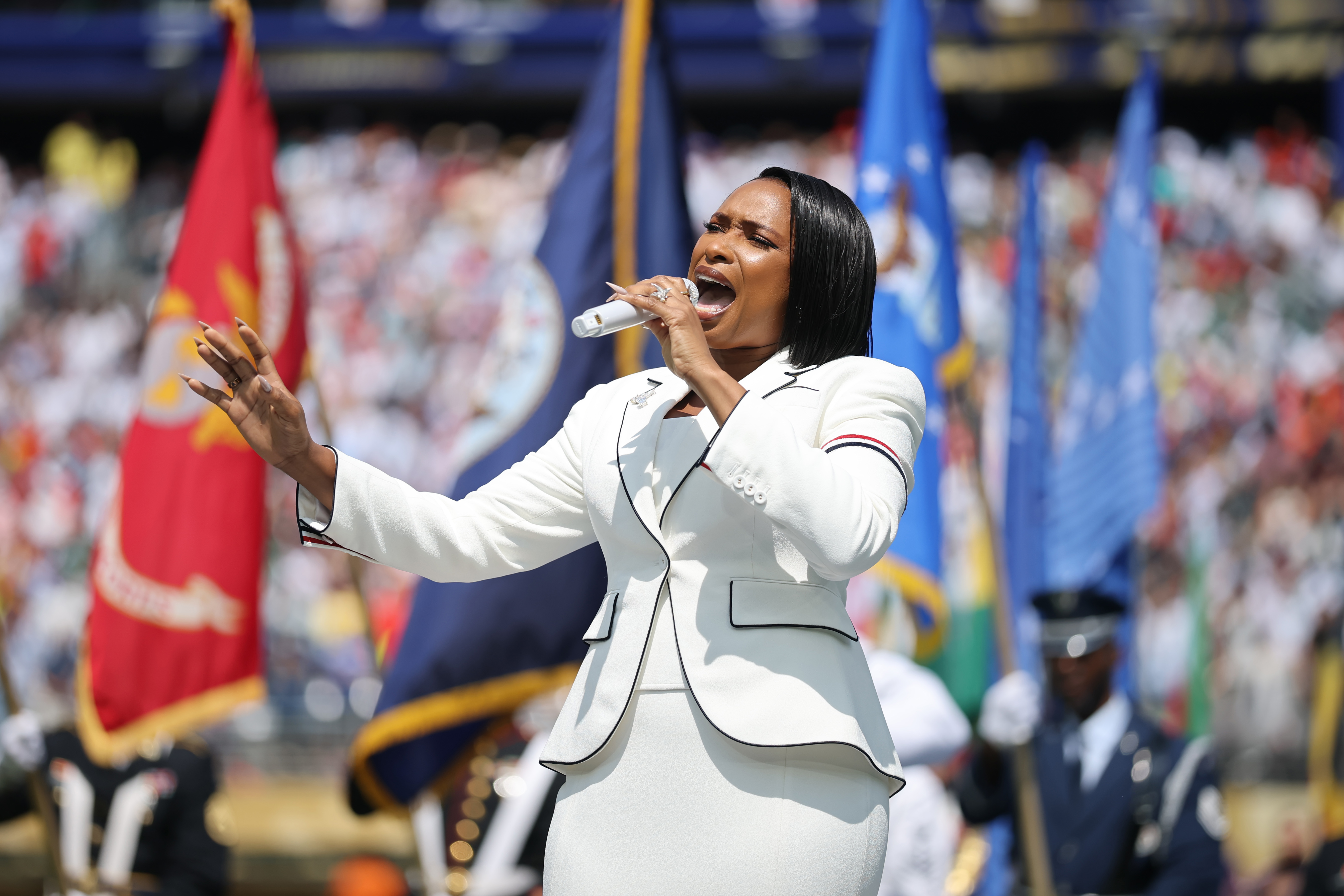 Jennifer Hudson a interprété l'hymne national avec toute la puissance et la théâtralité qui ont marqué sa carrière. Ça a tout de suite divisé les téléspectateurs entre ceux qui ont trouvé son interprétation impressionnante et ceux qui l'ont jugée un peu trop exagérée. | Source : Getty Images