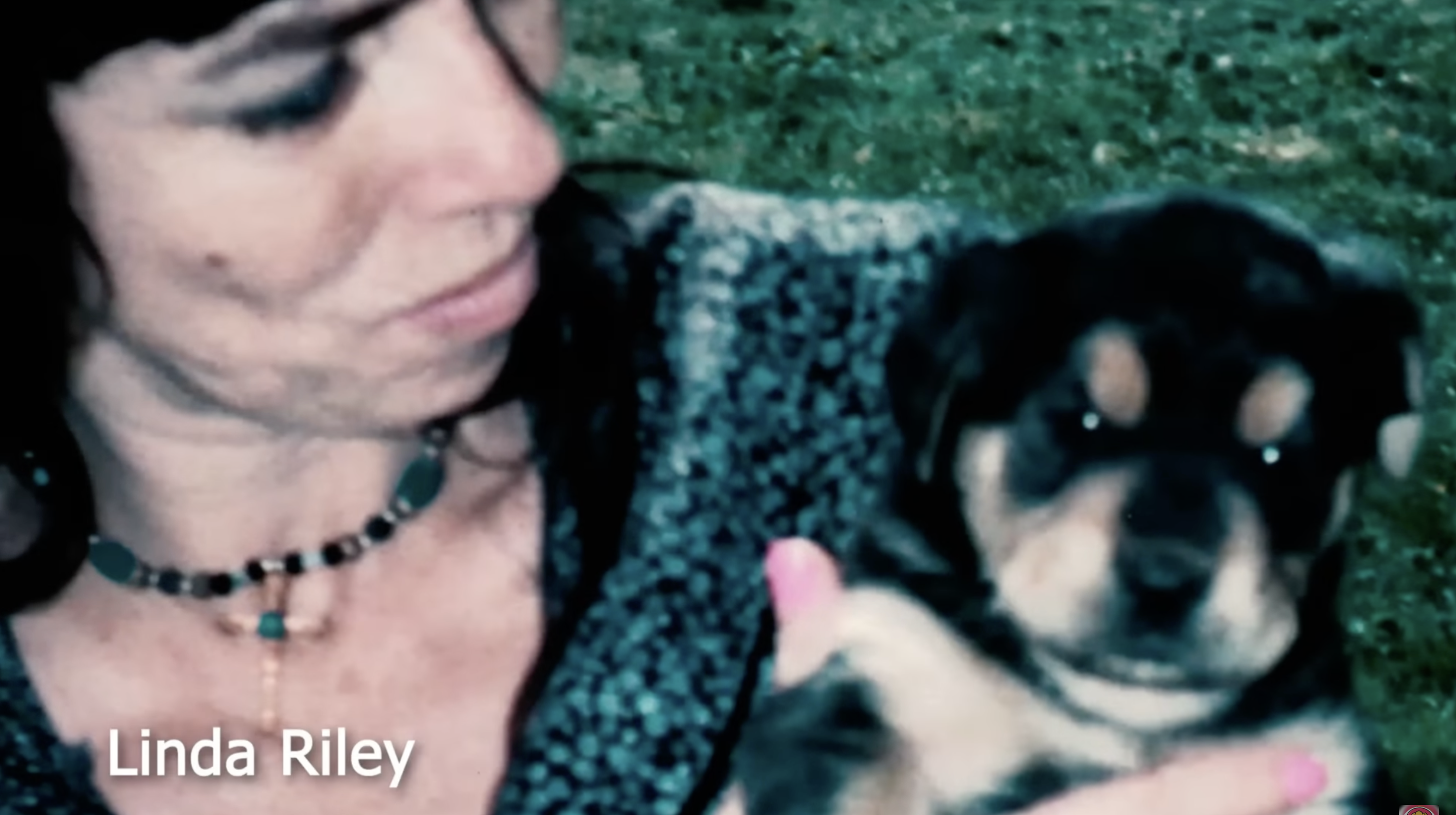 Riley avec un chiot | Source : youtube.com/@mindofacriminal