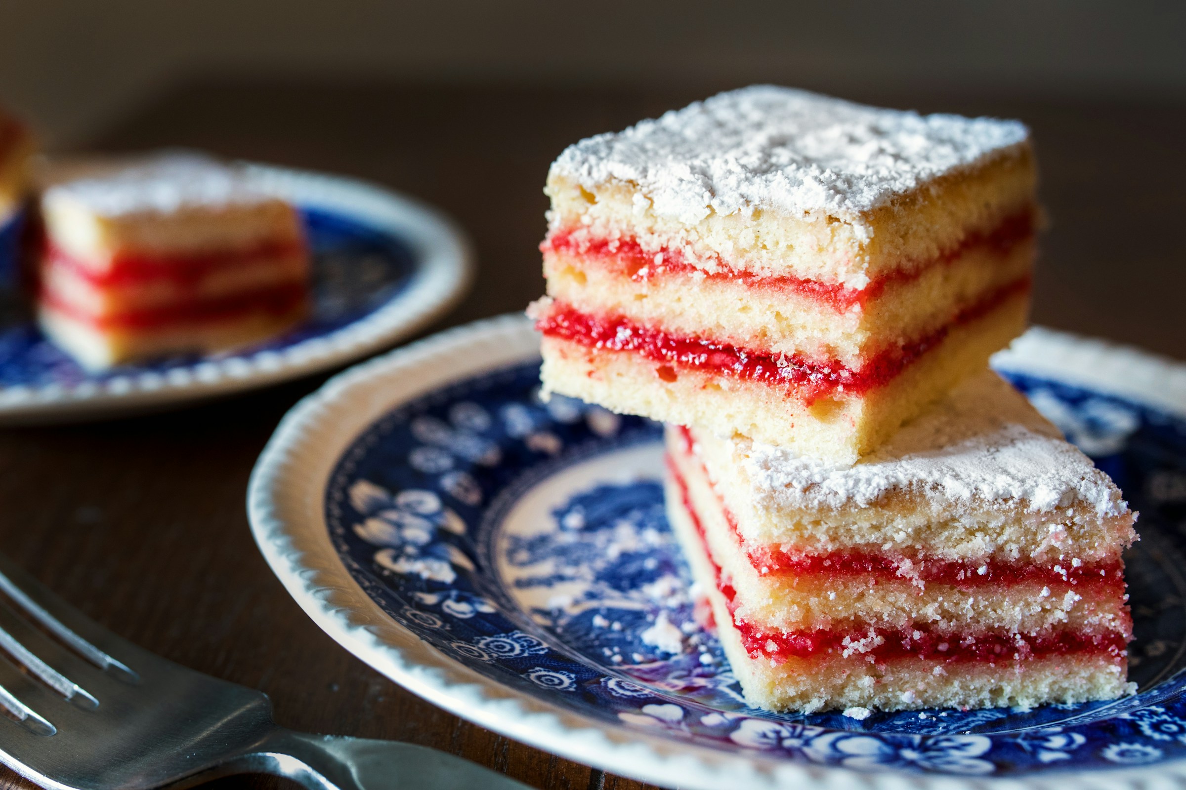 Tranches de gâteau en feuilles aux fraises superposées sur deux assiettes | Source : Unsplash