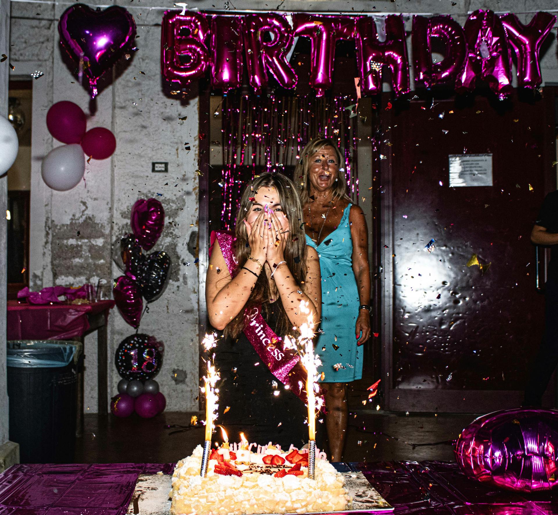 Une femme heureuse à sa fête d'anniversaire | Source : Pexels