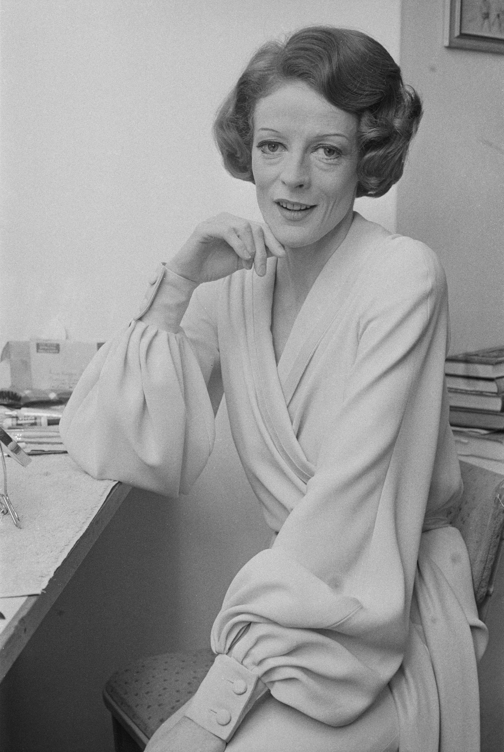 Maggie Smith photographiée en train de se préparer dans les coulisses le 23 février 1973 | Source : Getty Images